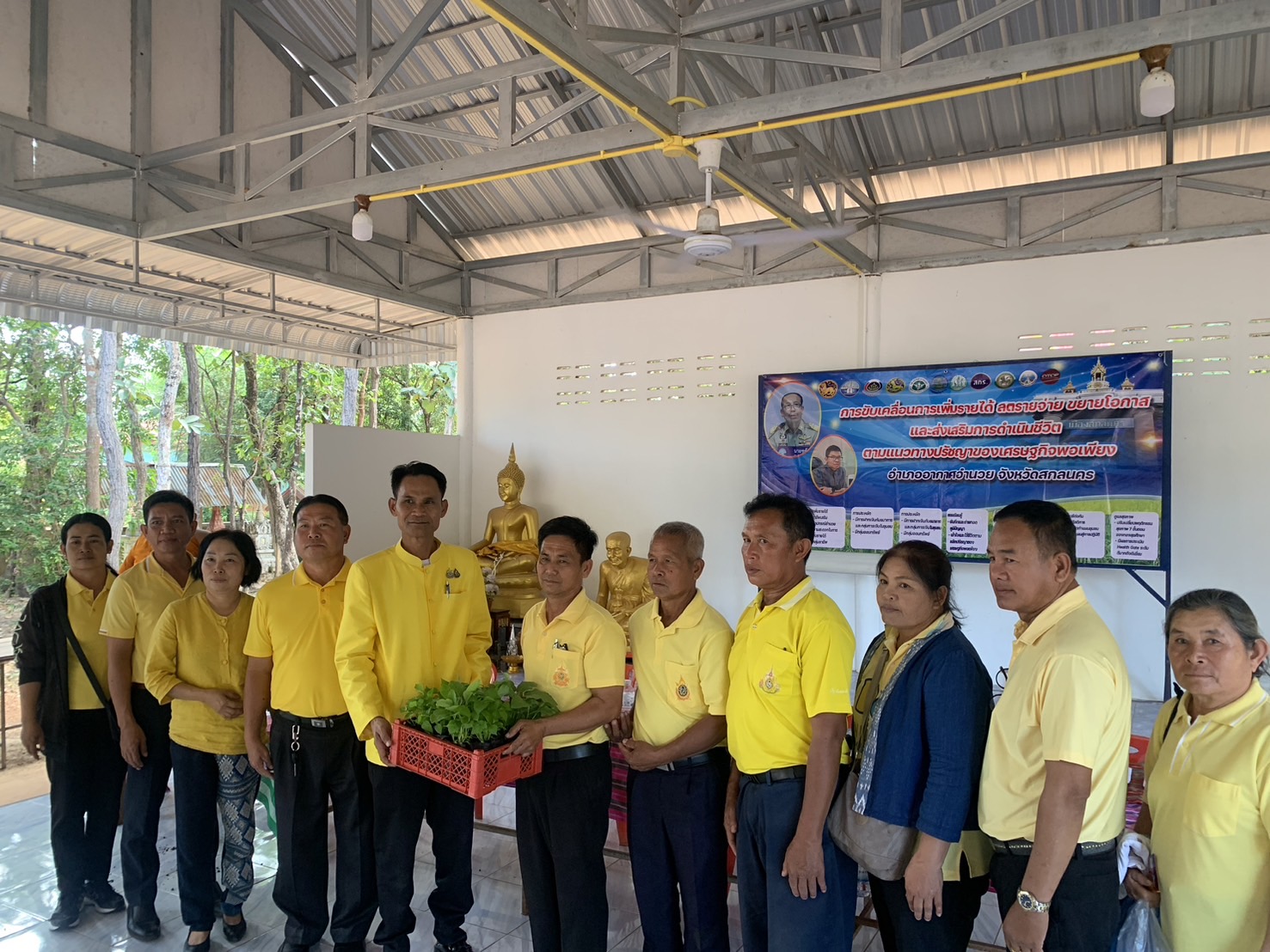 จังหวัดสกลนคร โดยสำนักงานพัฒนาชุมชนจังหวัดสกลนคร ลงพื้นที่อำเภออากาศอำนวย ร่วมขับเคลื่อนกิจกรรมการเพิ่มรายได้ ลดรายจ่าย ขยายโอกาส และส่งเสริมการดำเนินชีวิตตามแนวทางปรัชญาของเศรษฐกิจพอเพียง ตามนโยบายผู้ว่าราชการจังหวัดสกลนคร