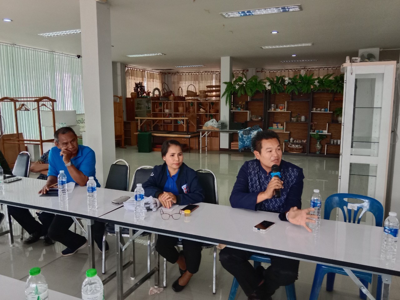 📢พช.สกลนคร หารือร่วมเครือข่ายกองทุนหมู่บ้านและบริษัทประชารัฐสกลนคร กำหนดแนวทางการขับเคลื่อนและพัฒนาเศรษฐกิจฐานรากตามแนวทางประชารัฐ