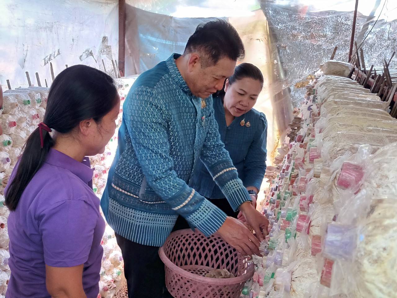 ผู้ตรวจราชการกรมการพัฒนาชุมชน ลงพื้นที่จังหวัดสกลนครติดตามการดำเนินงานพัฒนาชุมชนจังหวัดสกลนคร