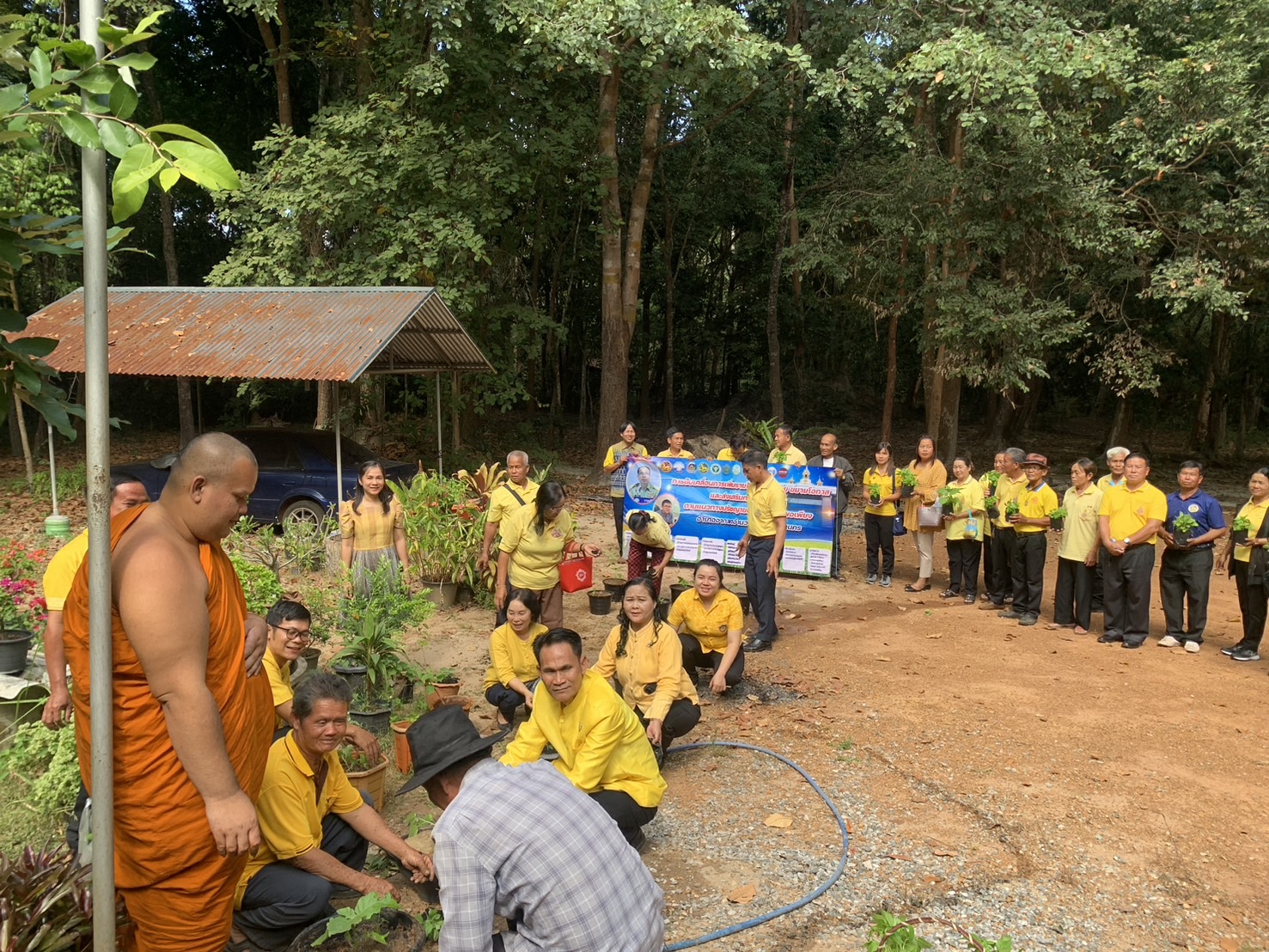 จังหวัดสกลนคร โดยสำนักงานพัฒนาชุมชนจังหวัดสกลนคร ลงพื้นที่อำเภออากาศอำนวย ร่วมขับเคลื่อนกิจกรรมการเพิ่มรายได้ ลดรายจ่าย ขยายโอกาส และส่งเสริมการดำเนินชีวิตตามแนวทางปรัชญาของเศรษฐกิจพอเพียง ตามนโยบายผู้ว่าราชการจังหวัดสกลนคร