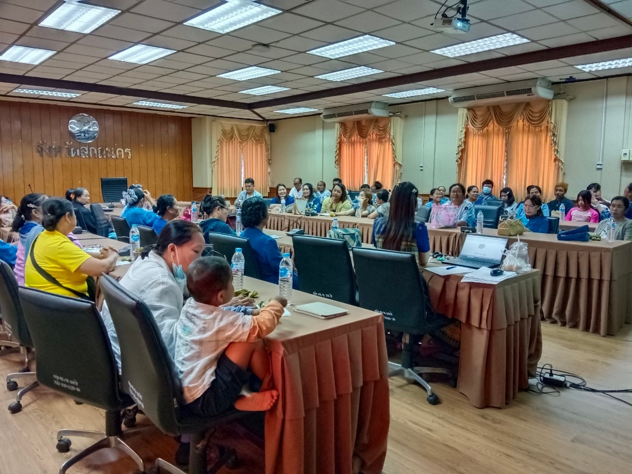 📢พช.สกลนคร : จัดประชุมพิจารณาคัดเลือกผู้ผลิต ผู้ประกอบการ OTOP เข้าร่วมงาน OTOP City ๒๐๒๔