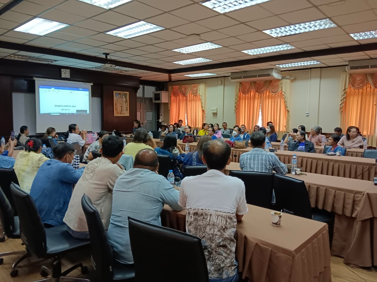 📢พช.สกลนคร : จัดประชุมพิจารณาคัดเลือกผู้ผลิต ผู้ประกอบการ OTOP เข้าร่วมงาน OTOP City ๒๐๒๔
