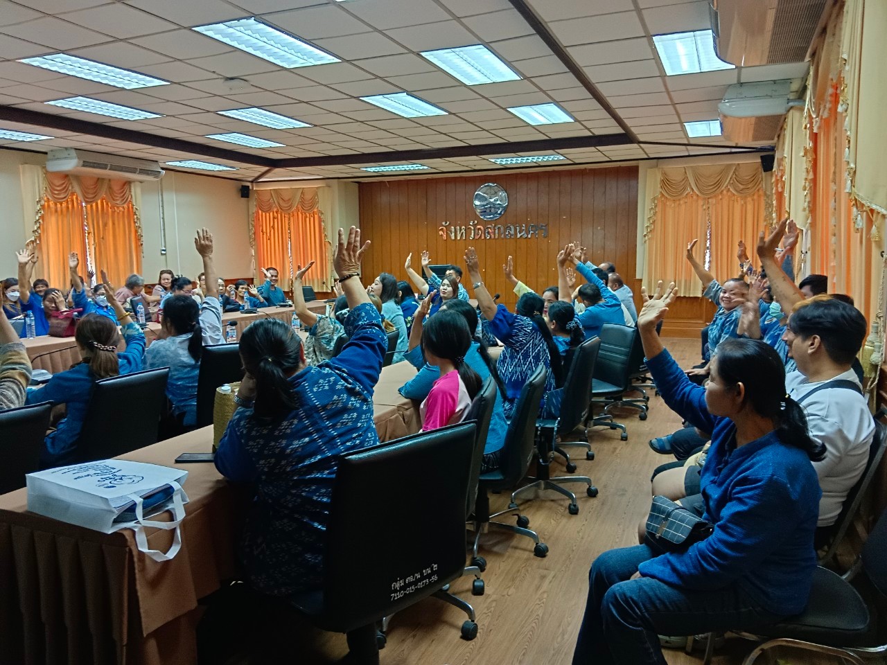 📢พช.สกลนคร : จัดประชุมพิจารณาคัดเลือกผู้ผลิต ผู้ประกอบการ OTOP เข้าร่วมงาน OTOP City ๒๐๒๔