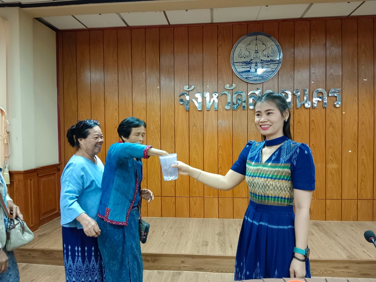 📢พช.สกลนคร : จัดประชุมพิจารณาคัดเลือกผู้ผลิต ผู้ประกอบการ OTOP เข้าร่วมงาน OTOP City ๒๐๒๔