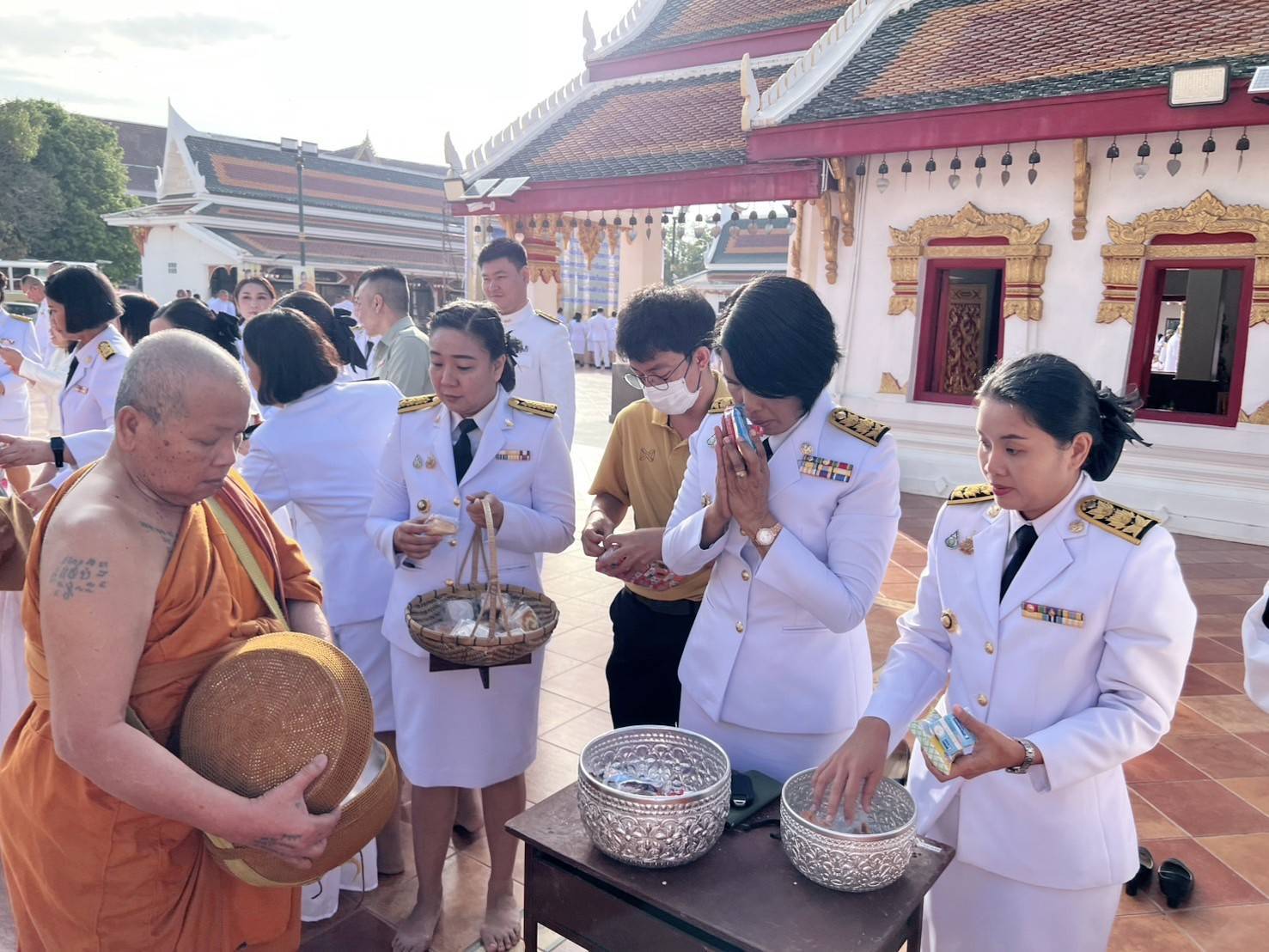 พสกนิกรชาวสกลนครทุกหมู่เหล่า ร่วมพิธีเจริญพระพุทธมนต์ ทำบุญตักบาตร ถวายพระราชกุศล เนื่องในวันพ่อแห่งชาติ พ.ศ. 2567