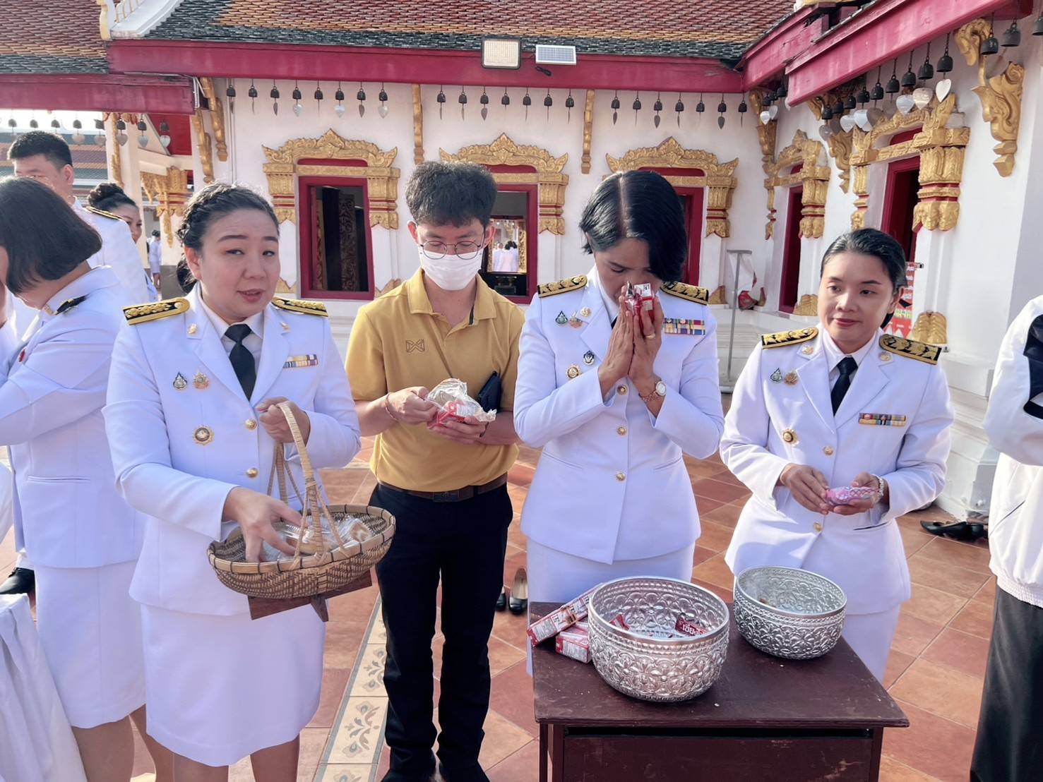 พสกนิกรชาวสกลนครทุกหมู่เหล่า ร่วมพิธีเจริญพระพุทธมนต์ ทำบุญตักบาตร ถวายพระราชกุศล เนื่องในวันพ่อแห่งชาติ พ.ศ. 2567