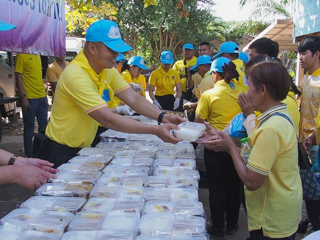 จิตอาสาพระราชทาน จังหวัดสกลนคร ทำความดีด้วยหัวใจ จัดกิจกรรมจิตอาสาออกให้บริการประชาชน มอบถุงพระราชทานเนื่องในวันคล้ายวันพระบรมราชสมภพ พระบาทสมเด็จพระบรมชนกาธิเบศร มหาภูมิพลอดุลยเดชมหาราช บรมนาถบพิตร วันชาติ และวันพ่อแห่งชาติ