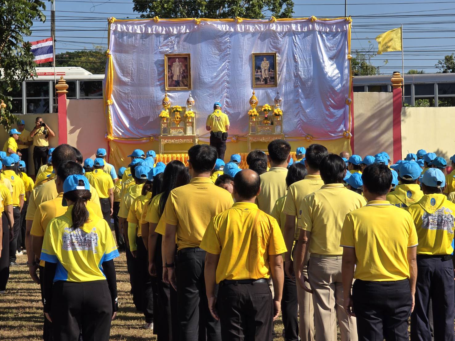จิตอาสาพระราชทาน จังหวัดสกลนคร ทำความดีด้วยหัวใจ จัดกิจกรรมจิตอาสาออกให้บริการประชาชน มอบถุงพระราชทานเนื่องในวันคล้ายวันพระบรมราชสมภพ พระบาทสมเด็จพระบรมชนกาธิเบศร มหาภูมิพลอดุลยเดชมหาราช บรมนาถบพิตร วันชาติ และวันพ่อแห่งชาติ