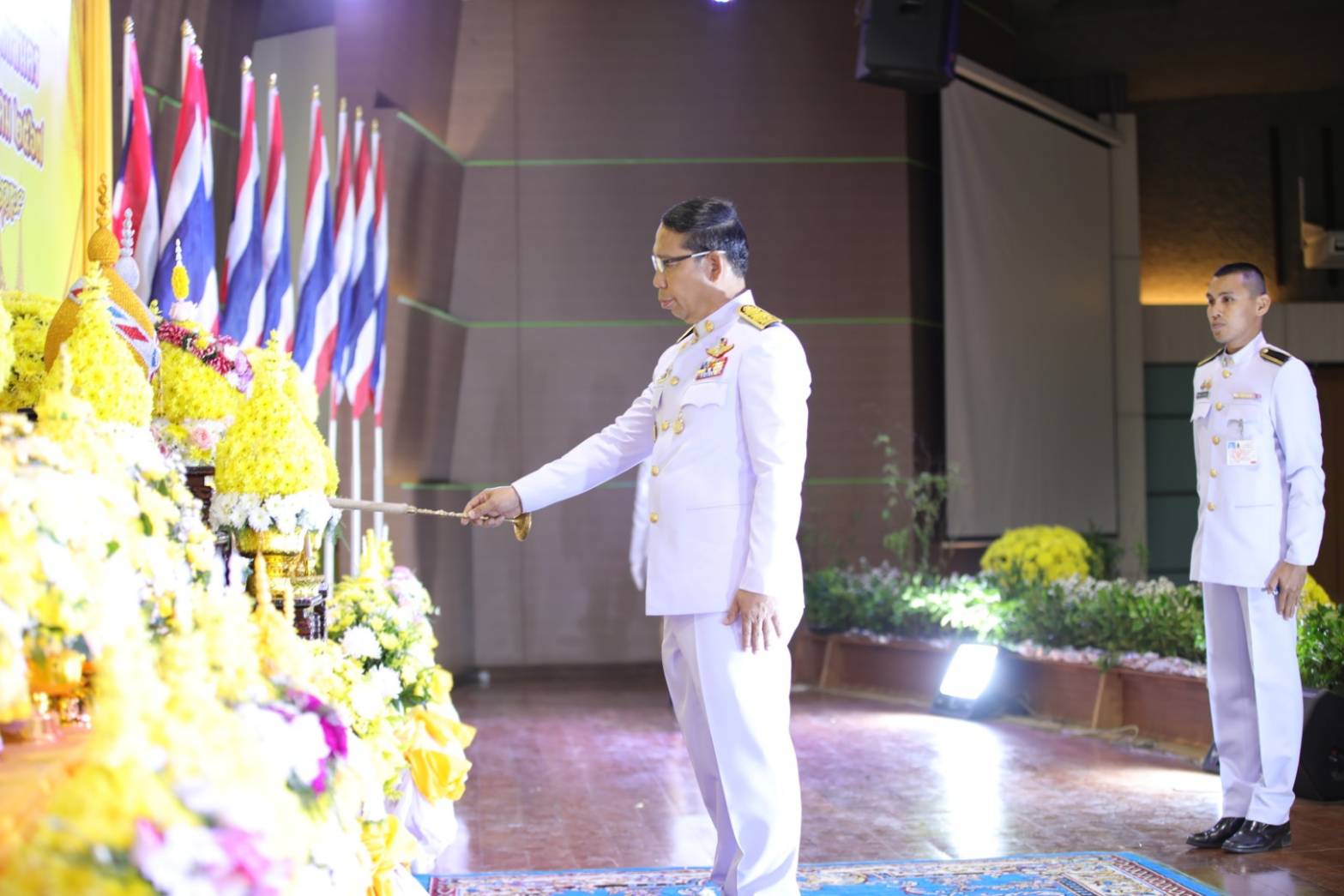ผู้ว่าราชการจังหวัดสกลนคร นำทุกภาคส่วนวางพานพุ่มและถวายบังคม เนื่องในวันคล้ายวันพระบรมราชสมภพ พระบาทสมเด็จพระบรมชนกาธิเบศร มหาภูมิพลอดุลยเดชมหาชาติ บรมนาถบพิตร วันชาติ และวันพ่อแห่งชาติ 5 ธันวาคม 2567