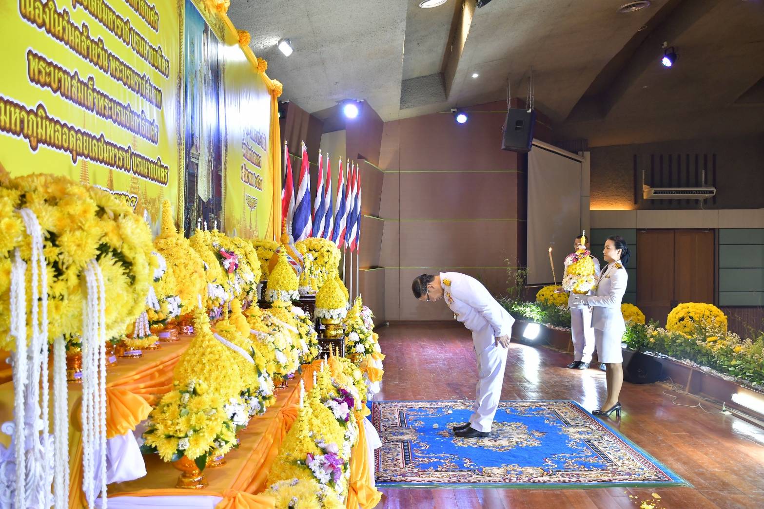 ผู้ว่าราชการจังหวัดสกลนคร นำทุกภาคส่วนวางพานพุ่มและถวายบังคม เนื่องในวันคล้ายวันพระบรมราชสมภพ พระบาทสมเด็จพระบรมชนกาธิเบศร มหาภูมิพลอดุลยเดชมหาชาติ บรมนาถบพิตร วันชาติ และวันพ่อแห่งชาติ 5 ธันวาคม 2567