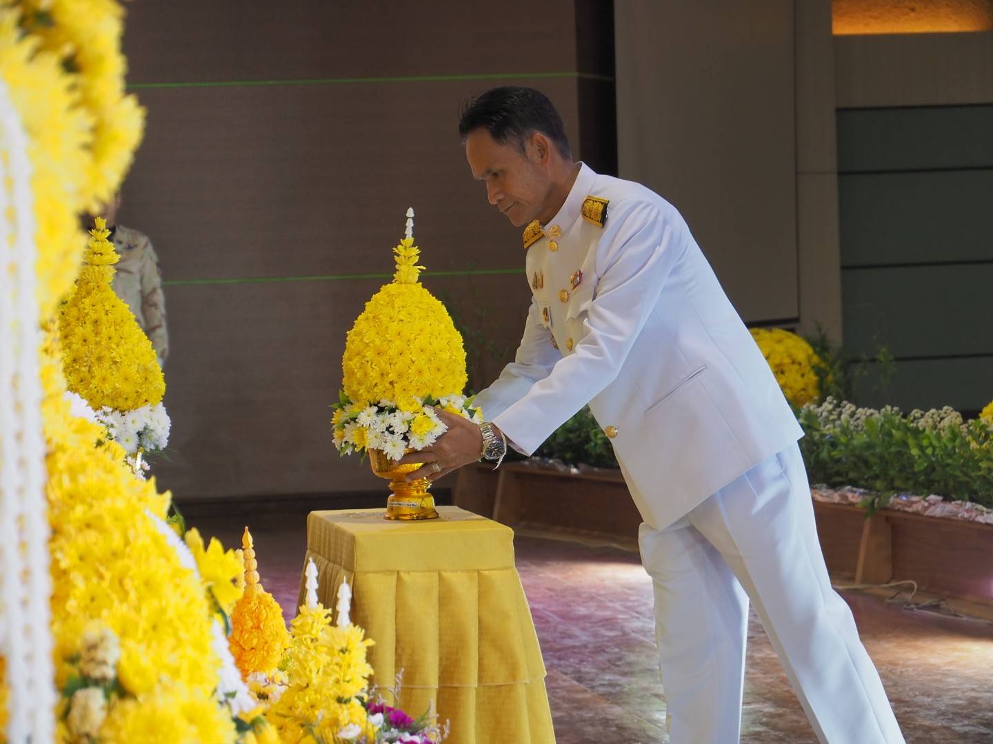 ผู้ว่าราชการจังหวัดสกลนคร นำทุกภาคส่วนวางพานพุ่มและถวายบังคม เนื่องในวันคล้ายวันพระบรมราชสมภพ พระบาทสมเด็จพระบรมชนกาธิเบศร มหาภูมิพลอดุลยเดชมหาชาติ บรมนาถบพิตร วันชาติ และวันพ่อแห่งชาติ 5 ธันวาคม 2567