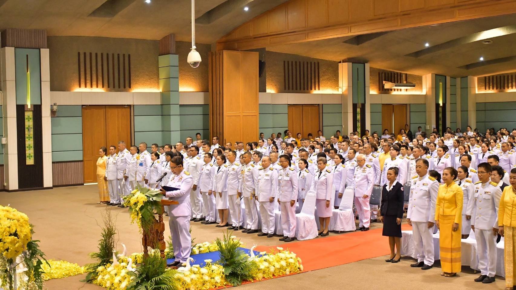 ผู้ว่าราชการจังหวัดสกลนคร นำทุกภาคส่วนวางพานพุ่มและถวายบังคม เนื่องในวันคล้ายวันพระบรมราชสมภพ พระบาทสมเด็จพระบรมชนกาธิเบศร มหาภูมิพลอดุลยเดชมหาชาติ บรมนาถบพิตร วันชาติ และวันพ่อแห่งชาติ 5 ธันวาคม 2567