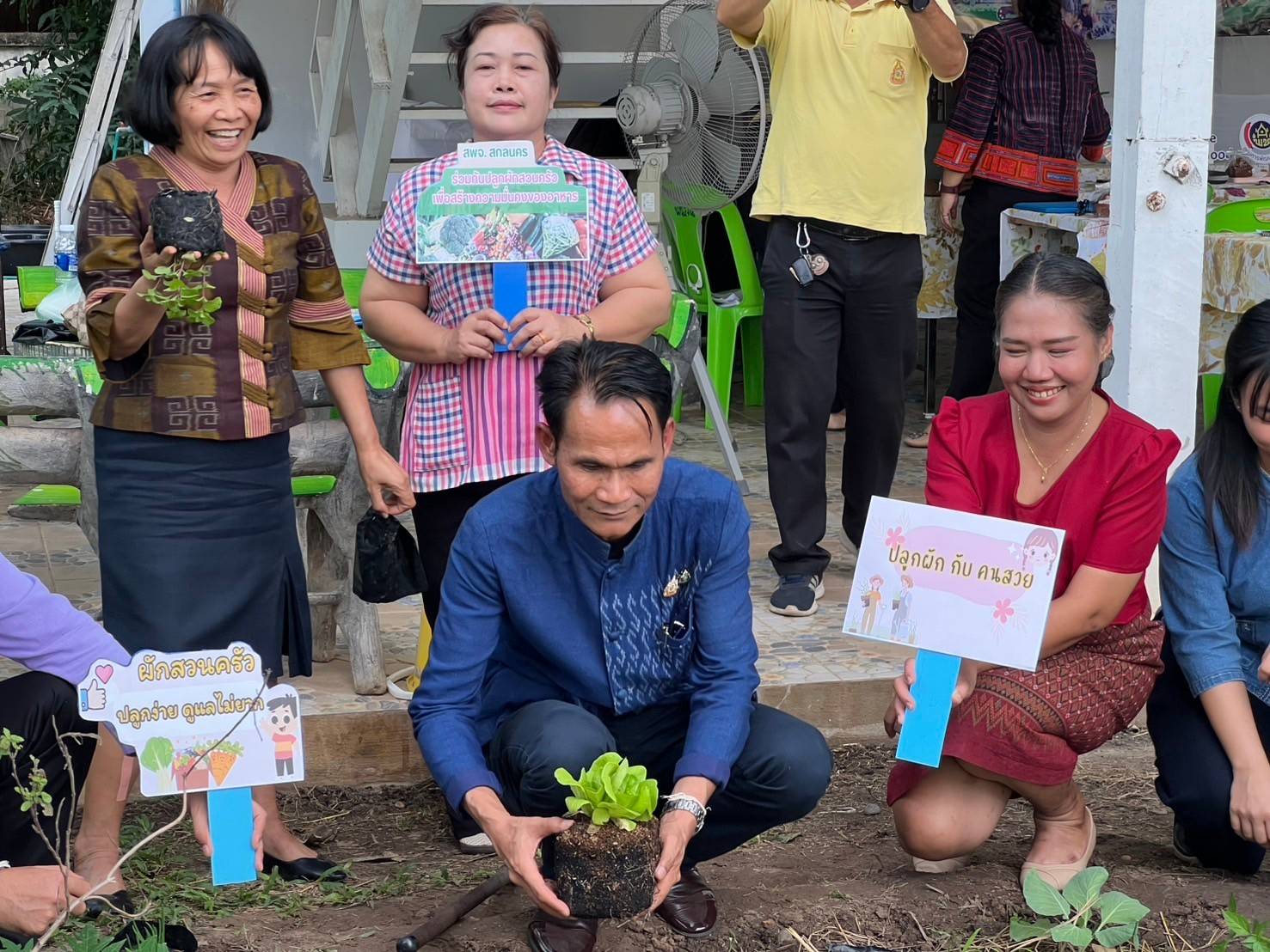พช.สกลนคร “ปลูกพืช ปลูกผัก ปลูกรักกับ พช.” สร้างความมั่นคงทางอาหาร