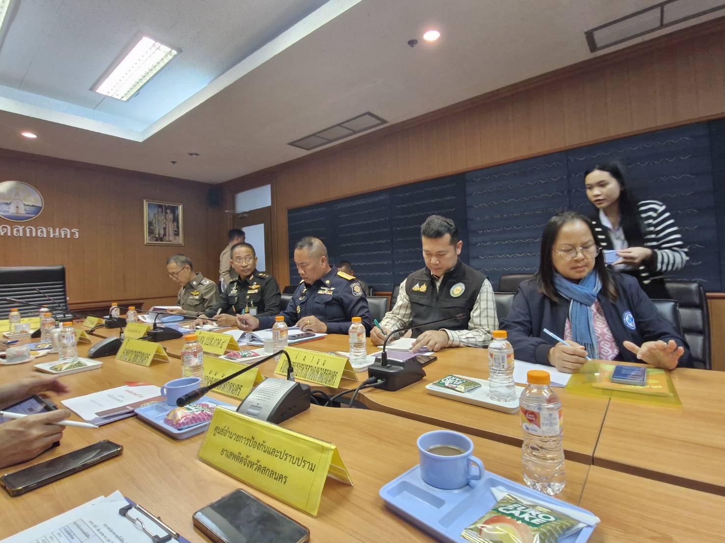 🏚พช.สกลนคร ร่วมประชุมศูนย์ปฏิบัติการติดตามเร่งรัด การบำบัดรักษา ฟื้นฟูสภาพทางสังคม ป้องกัน และปราบปรามยาเสพติด (ศปก.ครส.) ครั้งที่2/2567