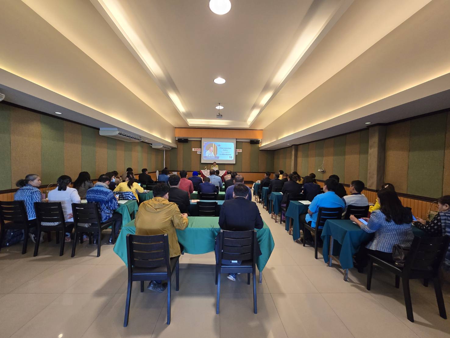 📢พช.สกลนคร : จัดประชุมเชิงปฏิบัติการคณะกรรมการกองทุนแม่ของแผ่นดินหนุนเสริมความเข้มแข็งหมู่บ้าน/ชุมชน สู่การเป็นพื้นที่ปลอดภัยจากยาเสพติด