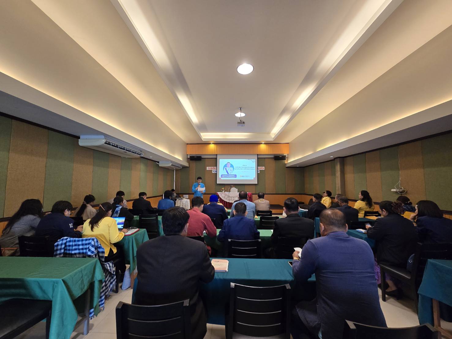 📢พช.สกลนคร : จัดประชุมเชิงปฏิบัติการคณะกรรมการกองทุนแม่ของแผ่นดินหนุนเสริมความเข้มแข็งหมู่บ้าน/ชุมชน สู่การเป็นพื้นที่ปลอดภัยจากยาเสพติด