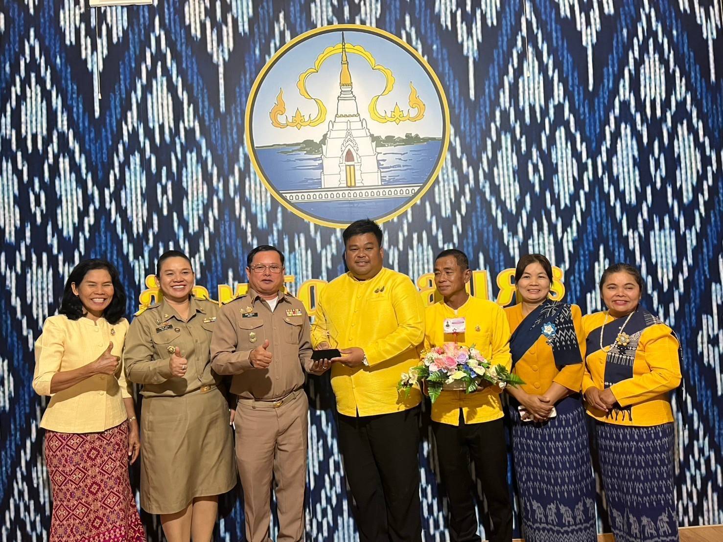 จังหวัดสกลนคร ประชุม คณะกรมการจังหวัด เดือนธันวาคม 2567 โดยผู้ว่าราชการจังหวัดสกลนครมอบใบประกาศเกียรติคุณการประกวดผ้าลายพระราชทาน “ผ้าลายสิริวชิราภรณ์ และงานหัตถกรรม ระดับประเทศ และมอบโล่รางวัลหมู่บ้านต้นแบบ การน้อมนำแนวพระราชดำริไปประยุกต์ใช้ตามโครงการ 9;10 ปฏิบัติบูชา “สืบสาน รักษา ต่อยอด” เพื่อพัฒนาชุมชนและพิธีการอื่น ๆ ก่อนการประชุม