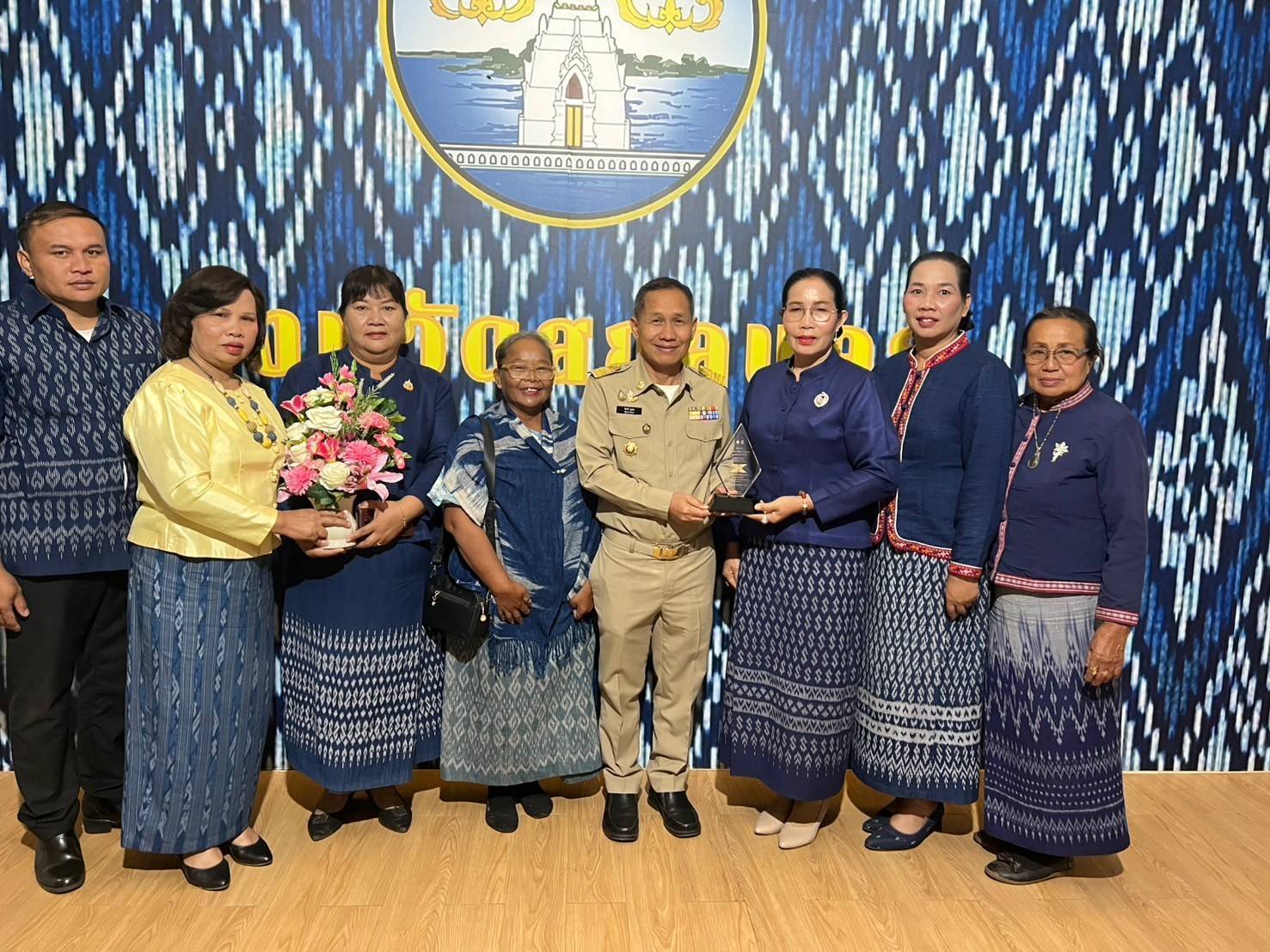 จังหวัดสกลนคร ประชุม คณะกรมการจังหวัด เดือนธันวาคม 2567 โดยผู้ว่าราชการจังหวัดสกลนครมอบใบประกาศเกียรติคุณการประกวดผ้าลายพระราชทาน “ผ้าลายสิริวชิราภรณ์ และงานหัตถกรรม ระดับประเทศ และมอบโล่รางวัลหมู่บ้านต้นแบบ การน้อมนำแนวพระราชดำริไปประยุกต์ใช้ตามโครงการ 9;10 ปฏิบัติบูชา “สืบสาน รักษา ต่อยอด” เพื่อพัฒนาชุมชนและพิธีการอื่น ๆ ก่อนการประชุม