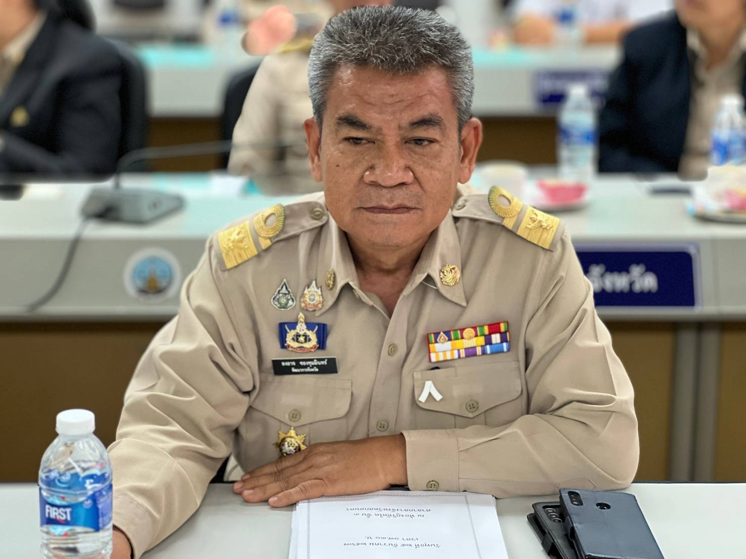 จังหวัดสกลนคร ประชุม คณะกรมการจังหวัด เดือนธันวาคม 2567 โดยผู้ว่าราชการจังหวัดสกลนครมอบใบประกาศเกียรติคุณการประกวดผ้าลายพระราชทาน “ผ้าลายสิริวชิราภรณ์ และงานหัตถกรรม ระดับประเทศ และมอบโล่รางวัลหมู่บ้านต้นแบบ การน้อมนำแนวพระราชดำริไปประยุกต์ใช้ตามโครงการ 9;10 ปฏิบัติบูชา “สืบสาน รักษา ต่อยอด” เพื่อพัฒนาชุมชนและพิธีการอื่น ๆ ก่อนการประชุม