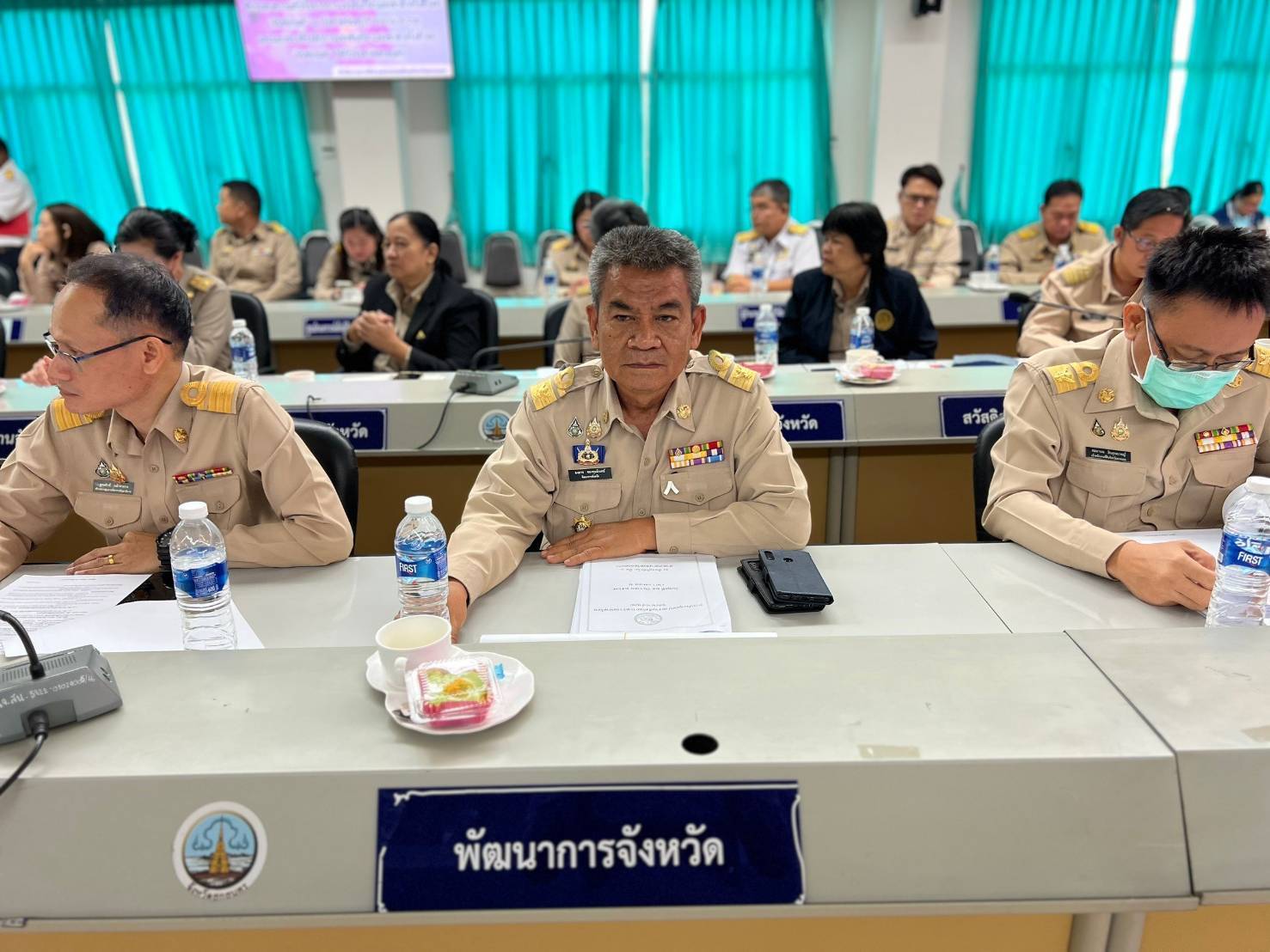 จังหวัดสกลนคร ประชุม คณะกรมการจังหวัด เดือนธันวาคม 2567 โดยผู้ว่าราชการจังหวัดสกลนครมอบใบประกาศเกียรติคุณการประกวดผ้าลายพระราชทาน “ผ้าลายสิริวชิราภรณ์ และงานหัตถกรรม ระดับประเทศ และมอบโล่รางวัลหมู่บ้านต้นแบบ การน้อมนำแนวพระราชดำริไปประยุกต์ใช้ตามโครงการ 9;10 ปฏิบัติบูชา “สืบสาน รักษา ต่อยอด” เพื่อพัฒนาชุมชนและพิธีการอื่น ๆ ก่อนการประชุม