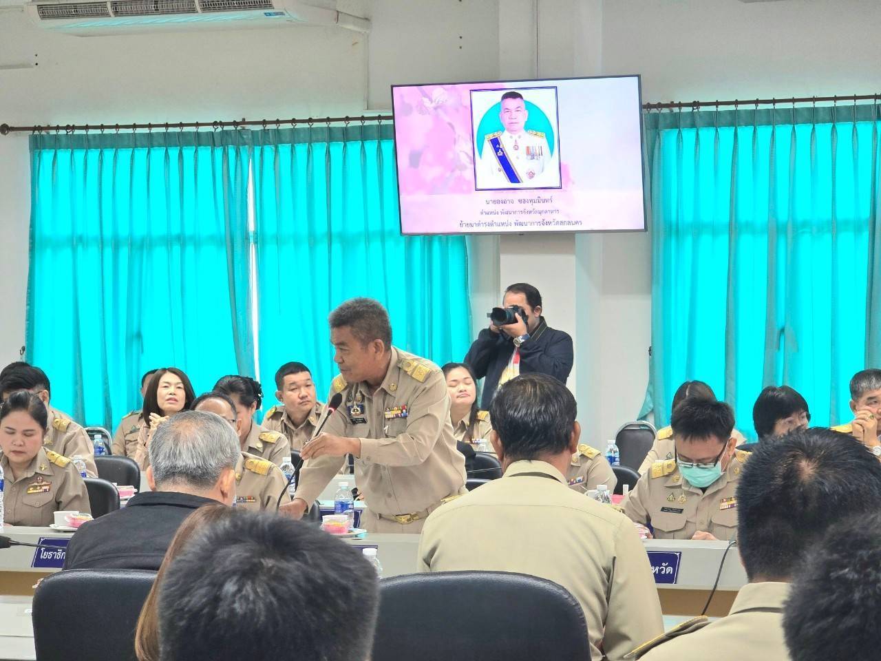 จังหวัดสกลนคร ประชุม คณะกรมการจังหวัด เดือนธันวาคม 2567 โดยผู้ว่าราชการจังหวัดสกลนครมอบใบประกาศเกียรติคุณการประกวดผ้าลายพระราชทาน “ผ้าลายสิริวชิราภรณ์ และงานหัตถกรรม ระดับประเทศ และมอบโล่รางวัลหมู่บ้านต้นแบบ การน้อมนำแนวพระราชดำริไปประยุกต์ใช้ตามโครงการ 9;10 ปฏิบัติบูชา “สืบสาน รักษา ต่อยอด” เพื่อพัฒนาชุมชนและพิธีการอื่น ๆ ก่อนการประชุม