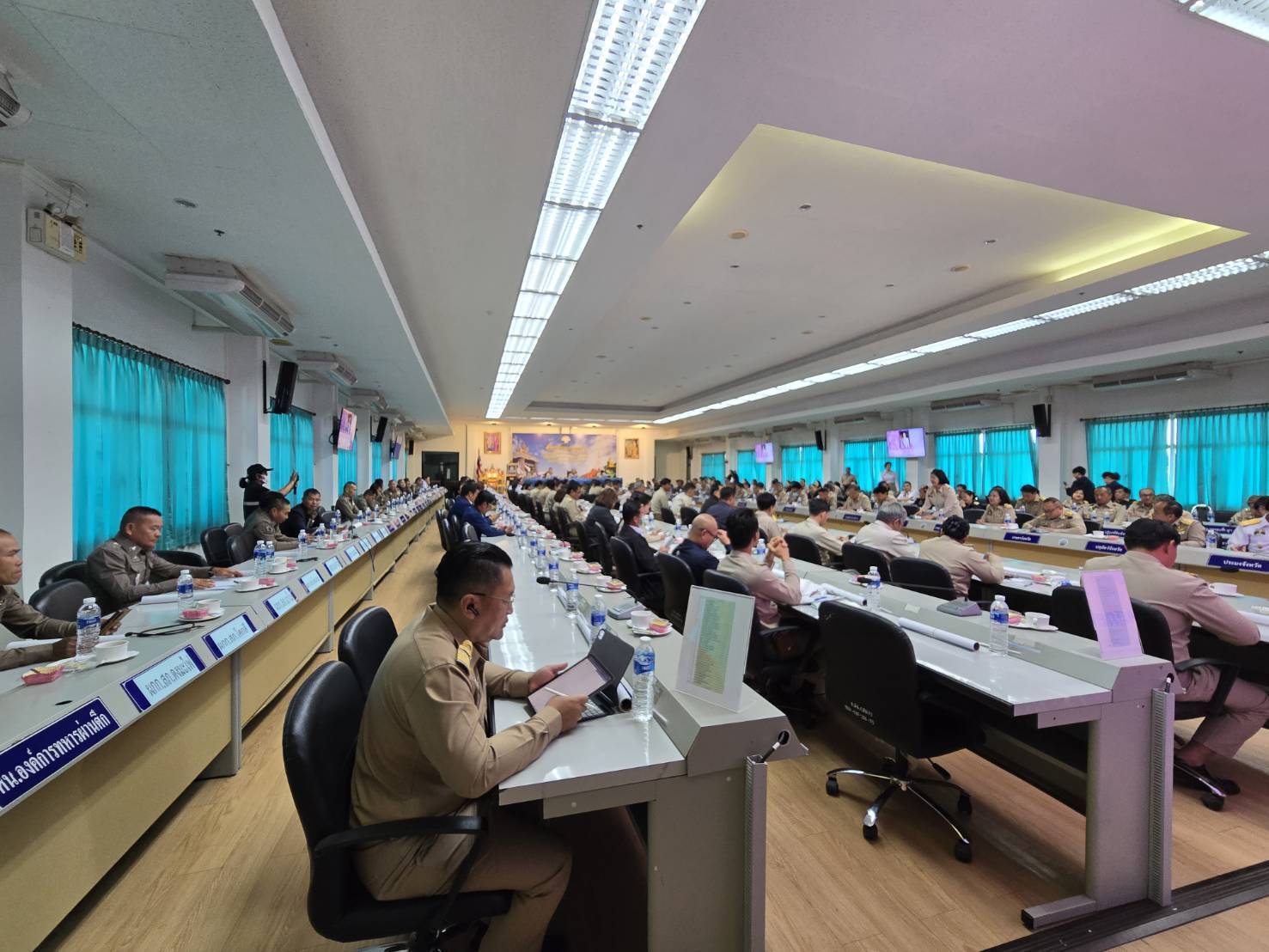 จังหวัดสกลนคร ประชุม คณะกรมการจังหวัด เดือนธันวาคม 2567 โดยผู้ว่าราชการจังหวัดสกลนครมอบใบประกาศเกียรติคุณการประกวดผ้าลายพระราชทาน “ผ้าลายสิริวชิราภรณ์ และงานหัตถกรรม ระดับประเทศ และมอบโล่รางวัลหมู่บ้านต้นแบบ การน้อมนำแนวพระราชดำริไปประยุกต์ใช้ตามโครงการ 9;10 ปฏิบัติบูชา “สืบสาน รักษา ต่อยอด” เพื่อพัฒนาชุมชนและพิธีการอื่น ๆ ก่อนการประชุม