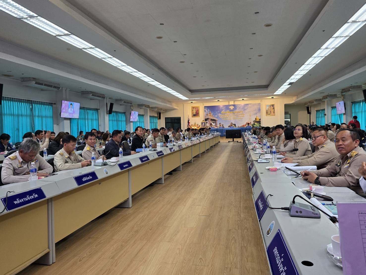 จังหวัดสกลนคร ประชุม คณะกรมการจังหวัด เดือนธันวาคม 2567 โดยผู้ว่าราชการจังหวัดสกลนครมอบใบประกาศเกียรติคุณการประกวดผ้าลายพระราชทาน “ผ้าลายสิริวชิราภรณ์ และงานหัตถกรรม ระดับประเทศ และมอบโล่รางวัลหมู่บ้านต้นแบบ การน้อมนำแนวพระราชดำริไปประยุกต์ใช้ตามโครงการ 9;10 ปฏิบัติบูชา “สืบสาน รักษา ต่อยอด” เพื่อพัฒนาชุมชนและพิธีการอื่น ๆ ก่อนการประชุม