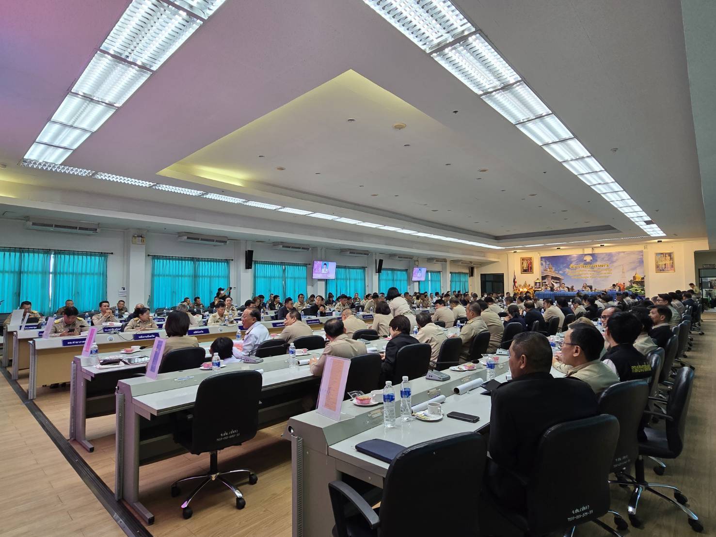 จังหวัดสกลนคร ประชุม คณะกรมการจังหวัด เดือนธันวาคม 2567 โดยผู้ว่าราชการจังหวัดสกลนครมอบใบประกาศเกียรติคุณการประกวดผ้าลายพระราชทาน “ผ้าลายสิริวชิราภรณ์ และงานหัตถกรรม ระดับประเทศ และมอบโล่รางวัลหมู่บ้านต้นแบบ การน้อมนำแนวพระราชดำริไปประยุกต์ใช้ตามโครงการ 9;10 ปฏิบัติบูชา “สืบสาน รักษา ต่อยอด” เพื่อพัฒนาชุมชนและพิธีการอื่น ๆ ก่อนการประชุม
