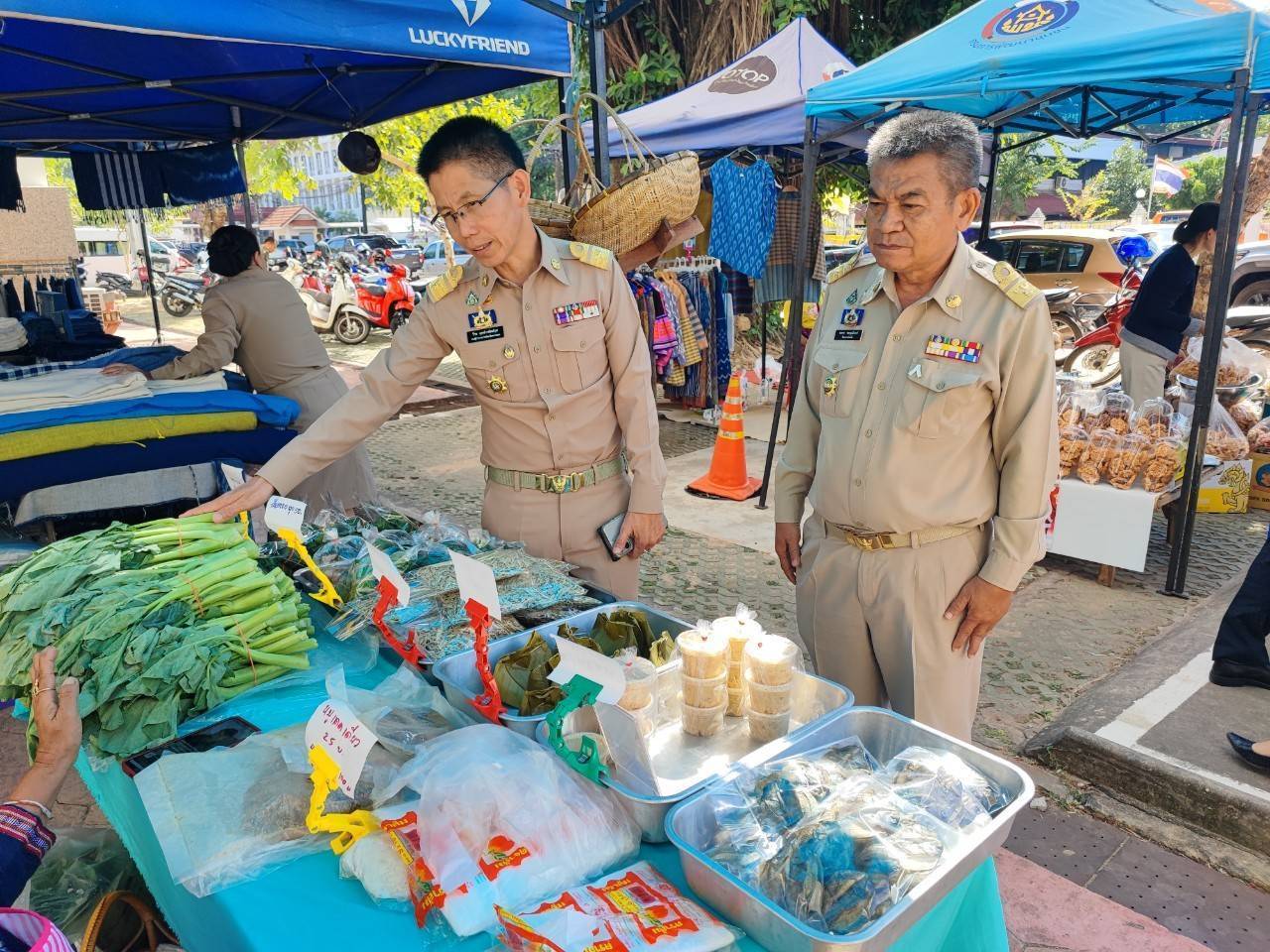 พช.สกลนคร : จัดตลาดนัดสินค้า OTOP อาหารปลอดภัย สินค้าดี สินค้าเด่นจังหวัดสกลนคร ส่งเสริมช่องทางการตลาดให้ผู้ประกอบการ OTOP