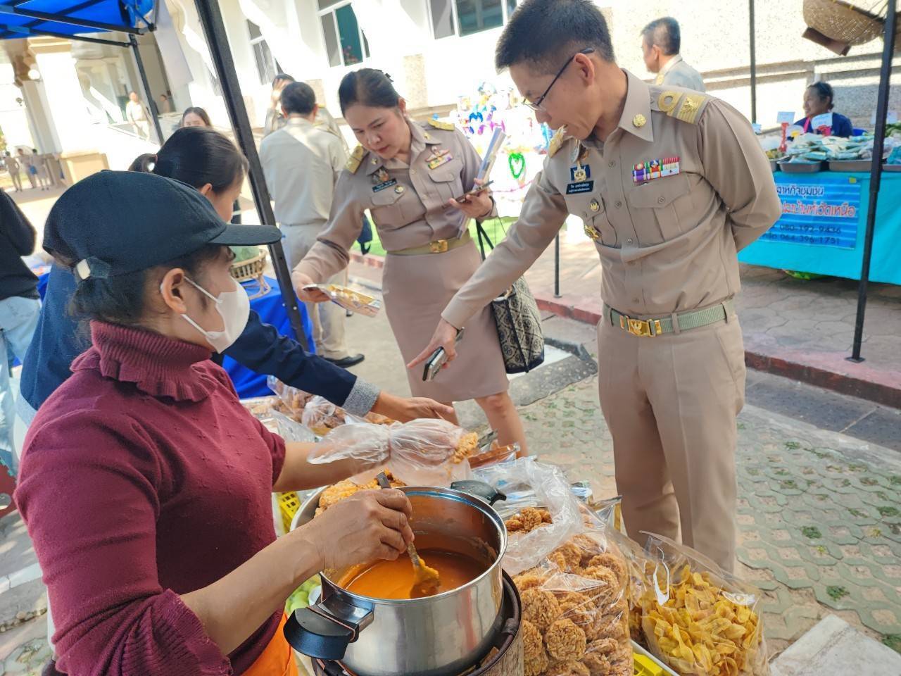 พช.สกลนคร : จัดตลาดนัดสินค้า OTOP อาหารปลอดภัย สินค้าดี สินค้าเด่นจังหวัดสกลนคร ส่งเสริมช่องทางการตลาดให้ผู้ประกอบการ OTOP