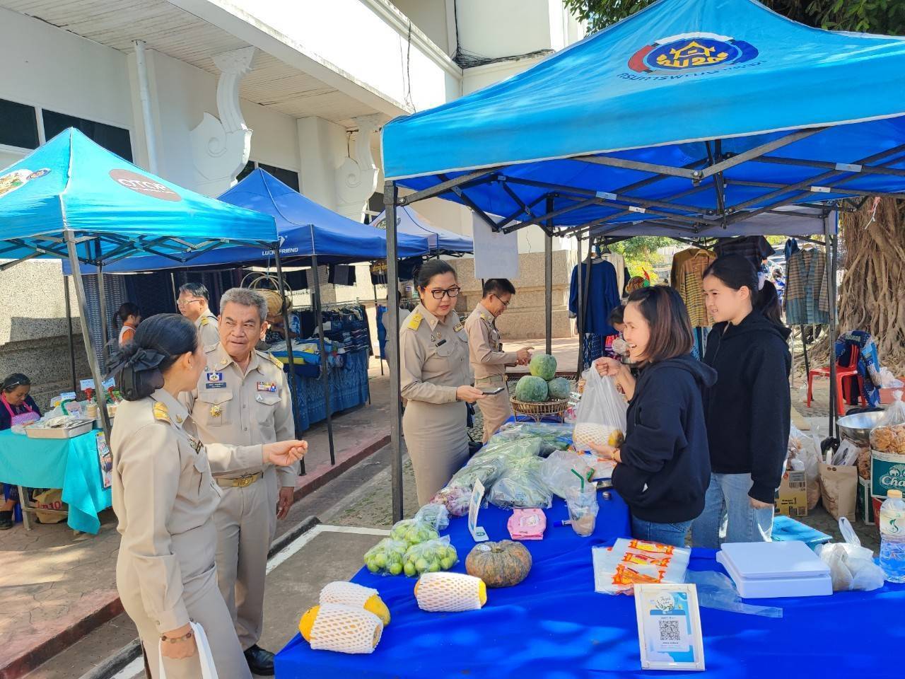พช.สกลนคร : จัดตลาดนัดสินค้า OTOP อาหารปลอดภัย สินค้าดี สินค้าเด่นจังหวัดสกลนคร ส่งเสริมช่องทางการตลาดให้ผู้ประกอบการ OTOP