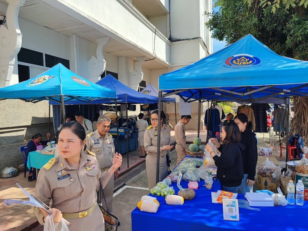 พช.สกลนคร : จัดตลาดนัดสินค้า OTOP อาหารปลอดภัย สินค้าดี สินค้าเด่นจังหวัดสกลนคร ส่งเสริมช่องทางการตลาดให้ผู้ประกอบการ OTOP