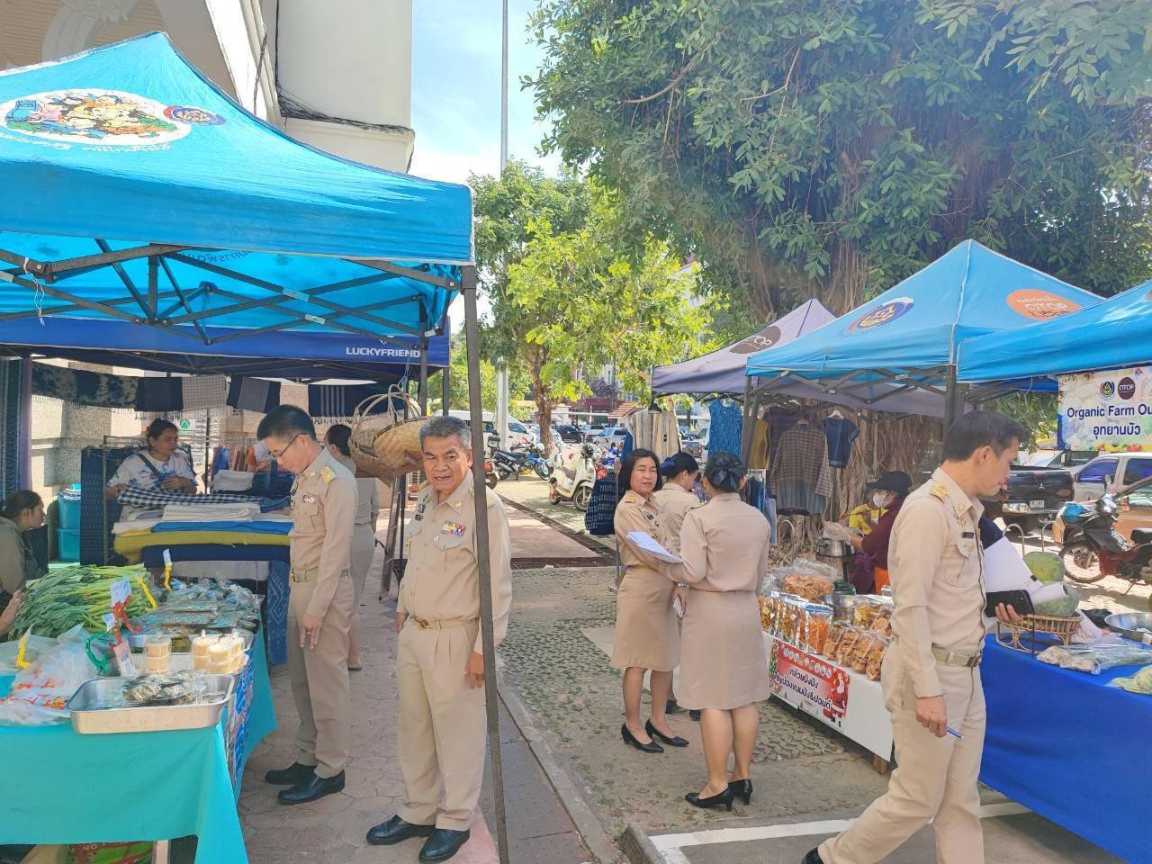 พช.สกลนคร : จัดตลาดนัดสินค้า OTOP อาหารปลอดภัย สินค้าดี สินค้าเด่นจังหวัดสกลนคร ส่งเสริมช่องทางการตลาดให้ผู้ประกอบการ OTOP