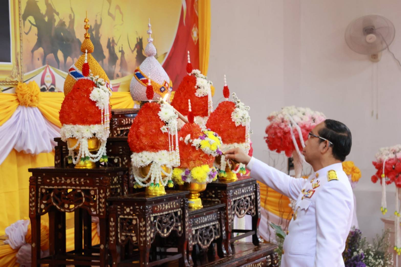 📢ผู้ว่าราชการจังหวัดสกลนคร นำทุกภาคส่วน ร่วมพิธีวางพุ่มดอกไม้และถวายราชสดุดี เนื่องในวันสมเด็จพระเจ้าตากสินมหาราช ประจำปีพุทธศักราช 2567 ณ ศูนย์บริหารจัดการน้ำจังหวัดสกลนคร องค์การบริหารส่วนจังหวัดสกลนคร