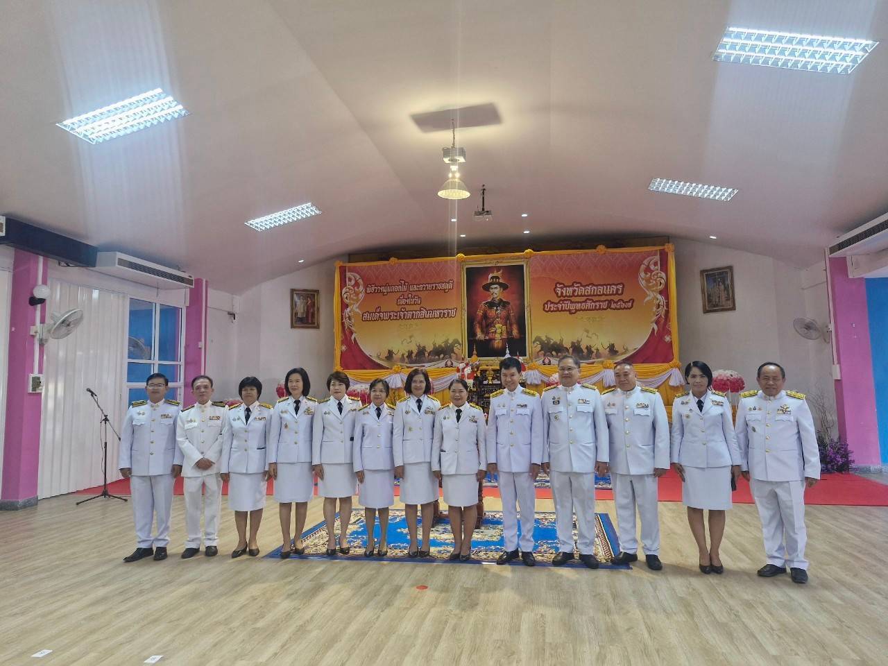 📢ผู้ว่าราชการจังหวัดสกลนคร นำทุกภาคส่วน ร่วมพิธีวางพุ่มดอกไม้และถวายราชสดุดี เนื่องในวันสมเด็จพระเจ้าตากสินมหาราช ประจำปีพุทธศักราช 2567 ณ ศูนย์บริหารจัดการน้ำจังหวัดสกลนคร องค์การบริหารส่วนจังหวัดสกลนคร