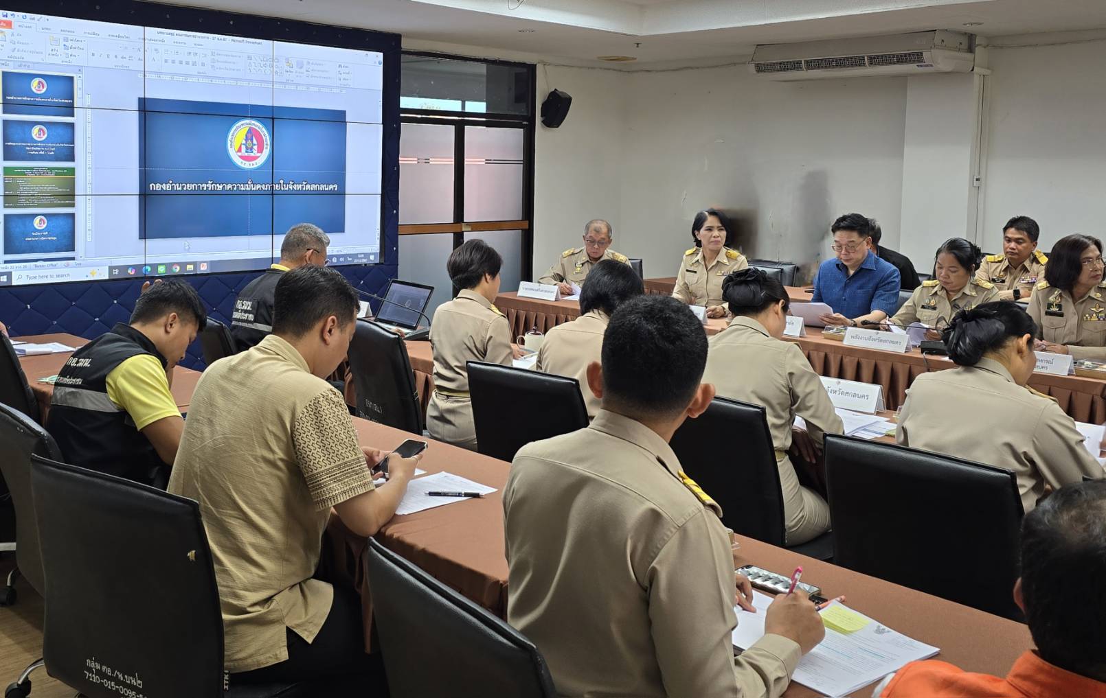 📢จังหวัดสกลนคร : ประชุมคณะกรรมการอำนวยการรักษาความมั่นคงภายในจังหวัดสกลนคร (วาระพิเศษ)เพื่อยกระดับความเข้มงวดในการบังคับใช้กฎหมายที่เกี่ยวข้องกับความมั่นคงในทุกมิติเพื่อให้ประชาชนจังหวัดสกลนครมีความผาสุขปราศจากภัยคุกคามทุกมิติ และรวมทั้งการรักษาทรัพยากรที่มีคุณค่ายิ่งของประเทศ