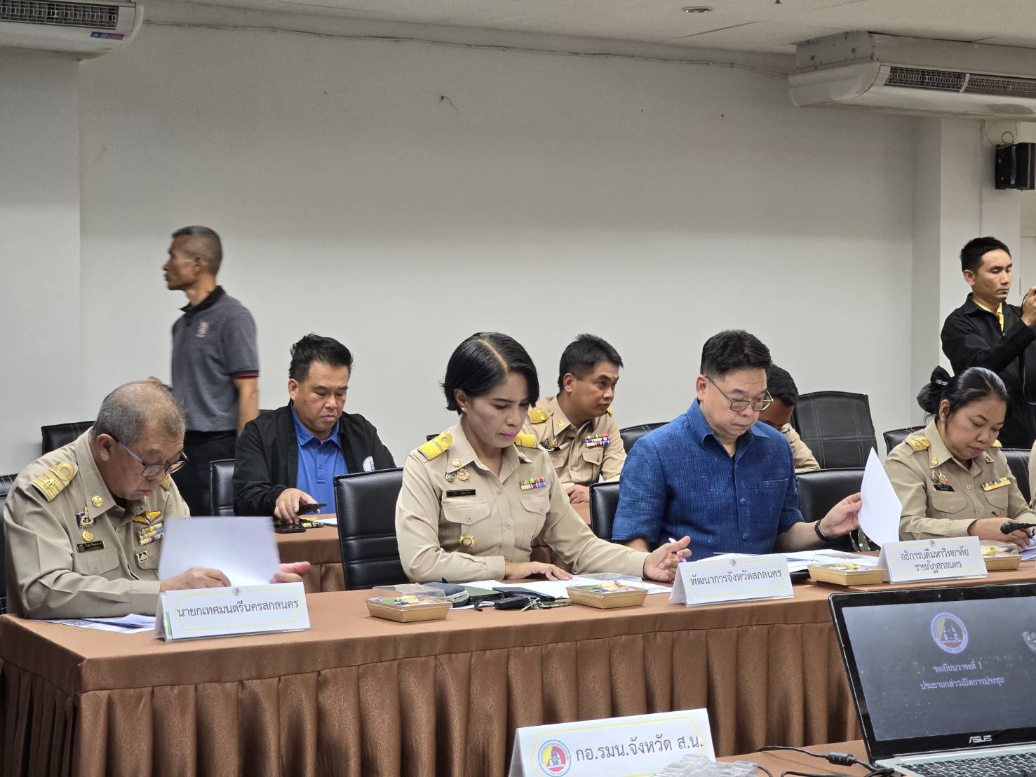 📢จังหวัดสกลนคร : ประชุมคณะกรรมการอำนวยการรักษาความมั่นคงภายในจังหวัดสกลนคร (วาระพิเศษ)เพื่อยกระดับความเข้มงวดในการบังคับใช้กฎหมายที่เกี่ยวข้องกับความมั่นคงในทุกมิติเพื่อให้ประชาชนจังหวัดสกลนครมีความผาสุขปราศจากภัยคุกคามทุกมิติ และรวมทั้งการรักษาทรัพยากรที่มีคุณค่ายิ่งของประเทศ