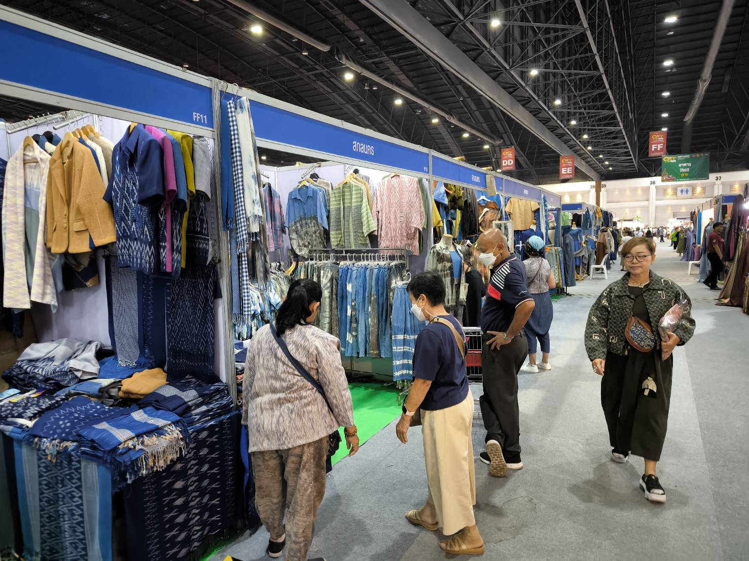 🏘พช.สกลนคร เชิญช้อป👗🧣👜👢 ในงาน “OTOP City 2024 Happy Market” กระทรวงมหาดไทยมอบความสุขให้คนไทยส่งท้ายปลายปี