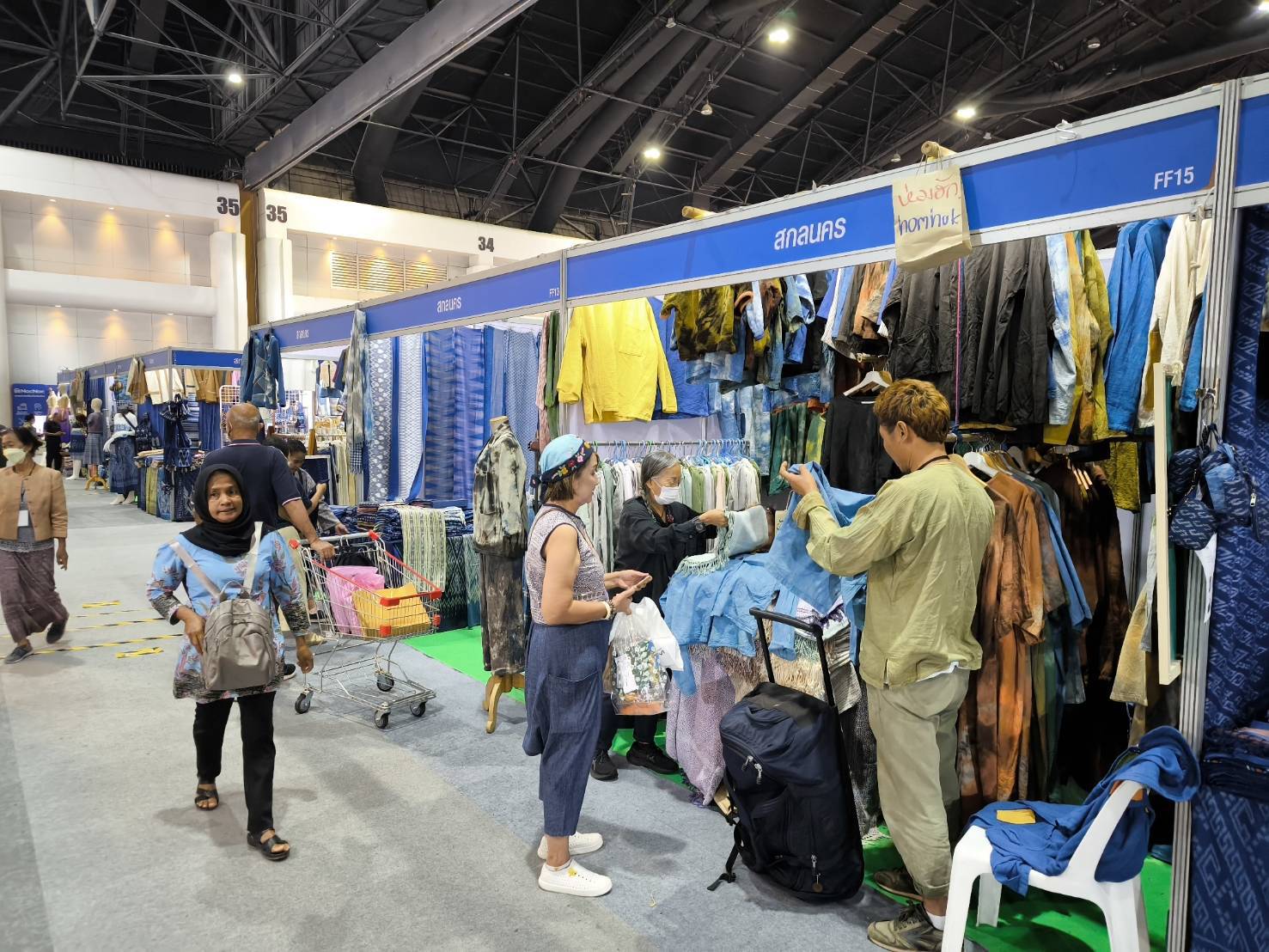 🏘พช.สกลนคร เชิญช้อป👗🧣👜👢 ในงาน “OTOP City 2024 Happy Market” กระทรวงมหาดไทยมอบความสุขให้คนไทยส่งท้ายปลายปี