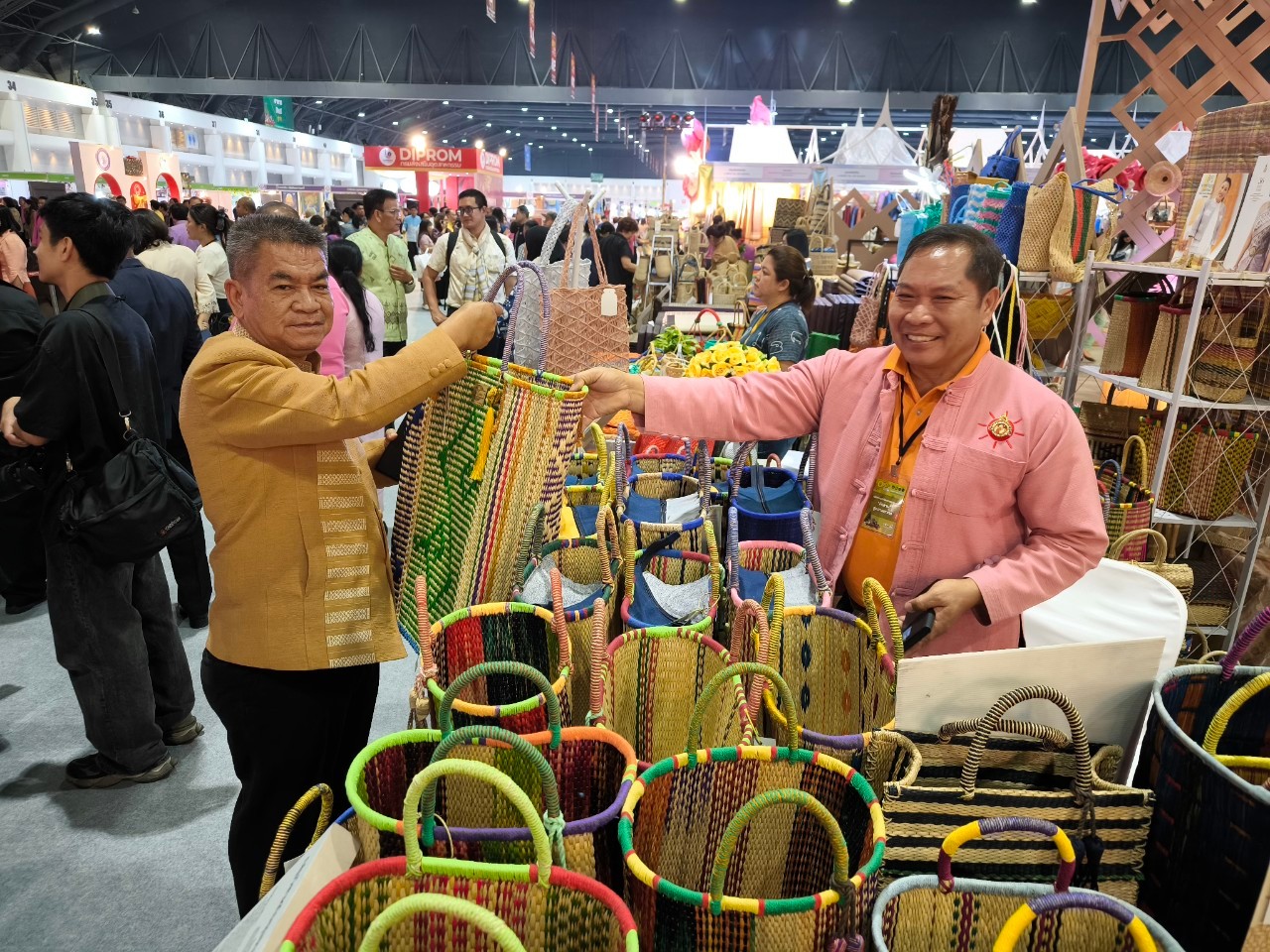 พิธีเปิดสุดยิ่งใหญ่ !! “OTOP City 2024 Happy Market” กระทรวงมหาดไทยมอบความสุขให้คนไทยส่งท้ายปลายปี