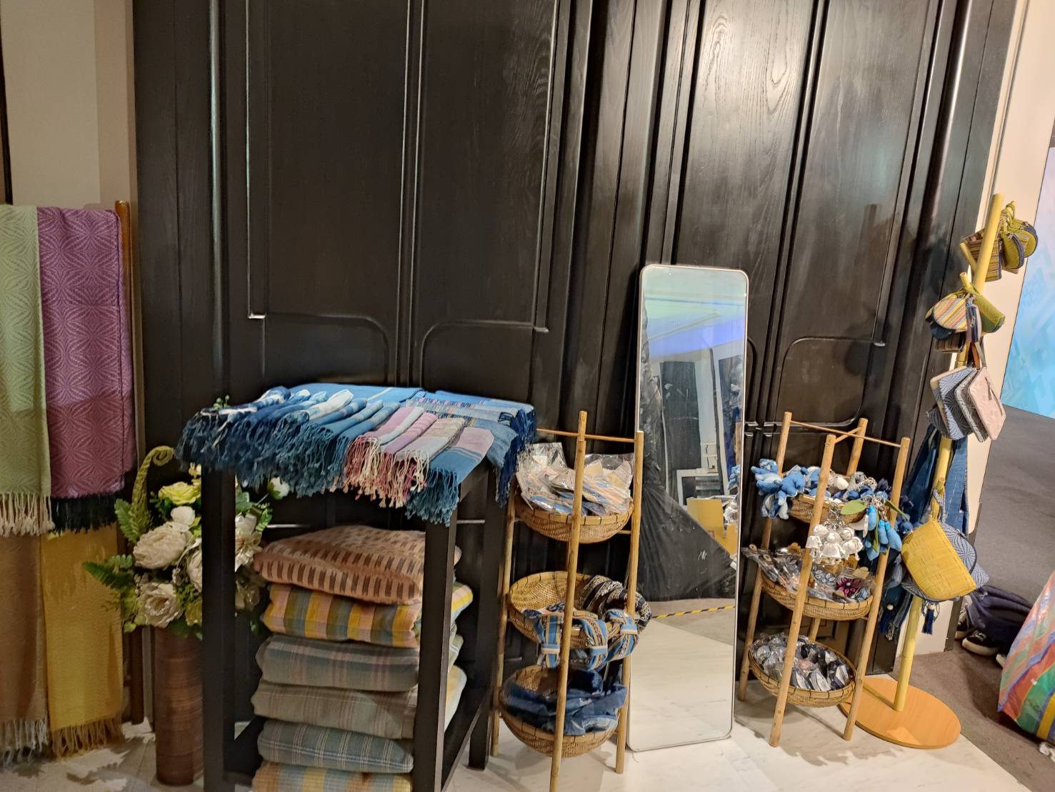 🏘พช.สกลนคร:จัดนิทรรศการ “ผ้าไทย ใส่ให้สนุก” ในการประชุมใหญ่สามัญสมาคมแม่บ้านมหาดไทย ประจำปี 2568