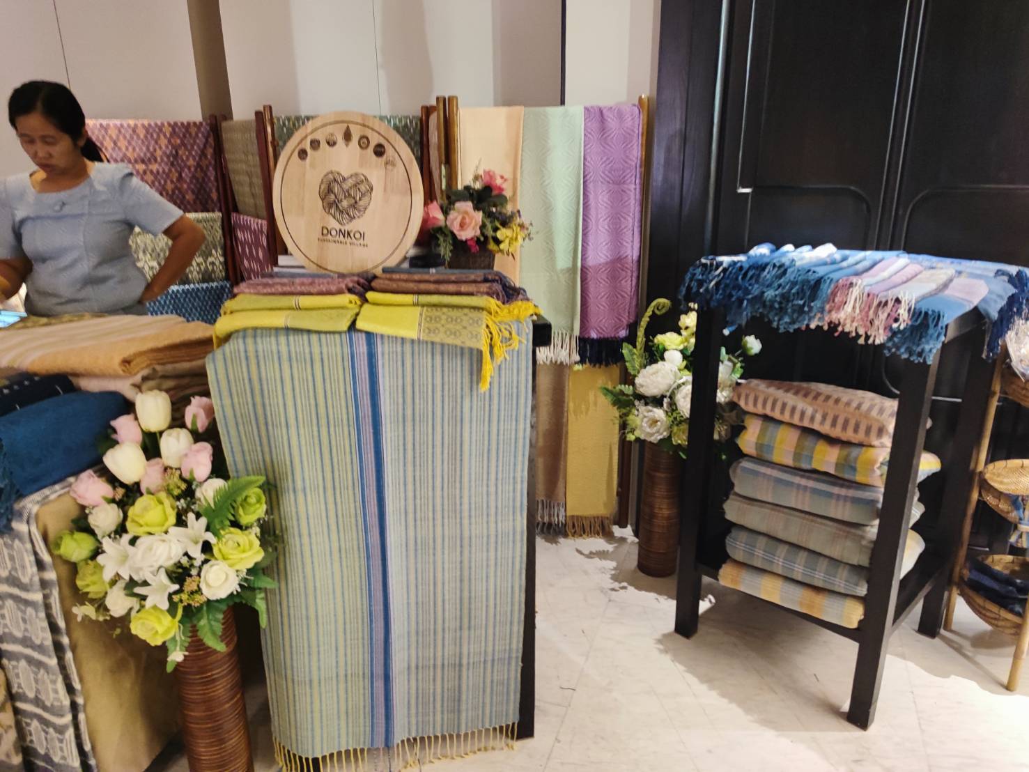 🏘พช.สกลนคร:จัดนิทรรศการ “ผ้าไทย ใส่ให้สนุก” ในการประชุมใหญ่สามัญสมาคมแม่บ้านมหาดไทย ประจำปี 2568