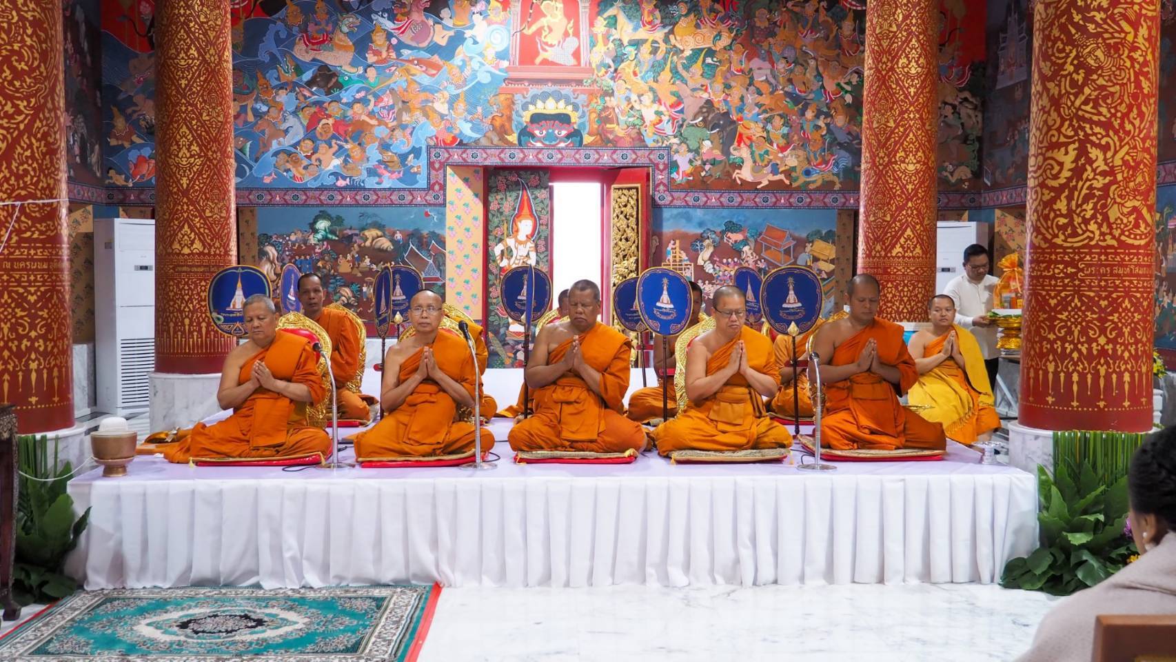 ผู้ว่าราชการจังหวัดสกลนคร นำประชาชนทำบุญตักบาตร เสริมสิริมงคล เนื่องในโอกาสวันขึ้นปีใหม่ 2568