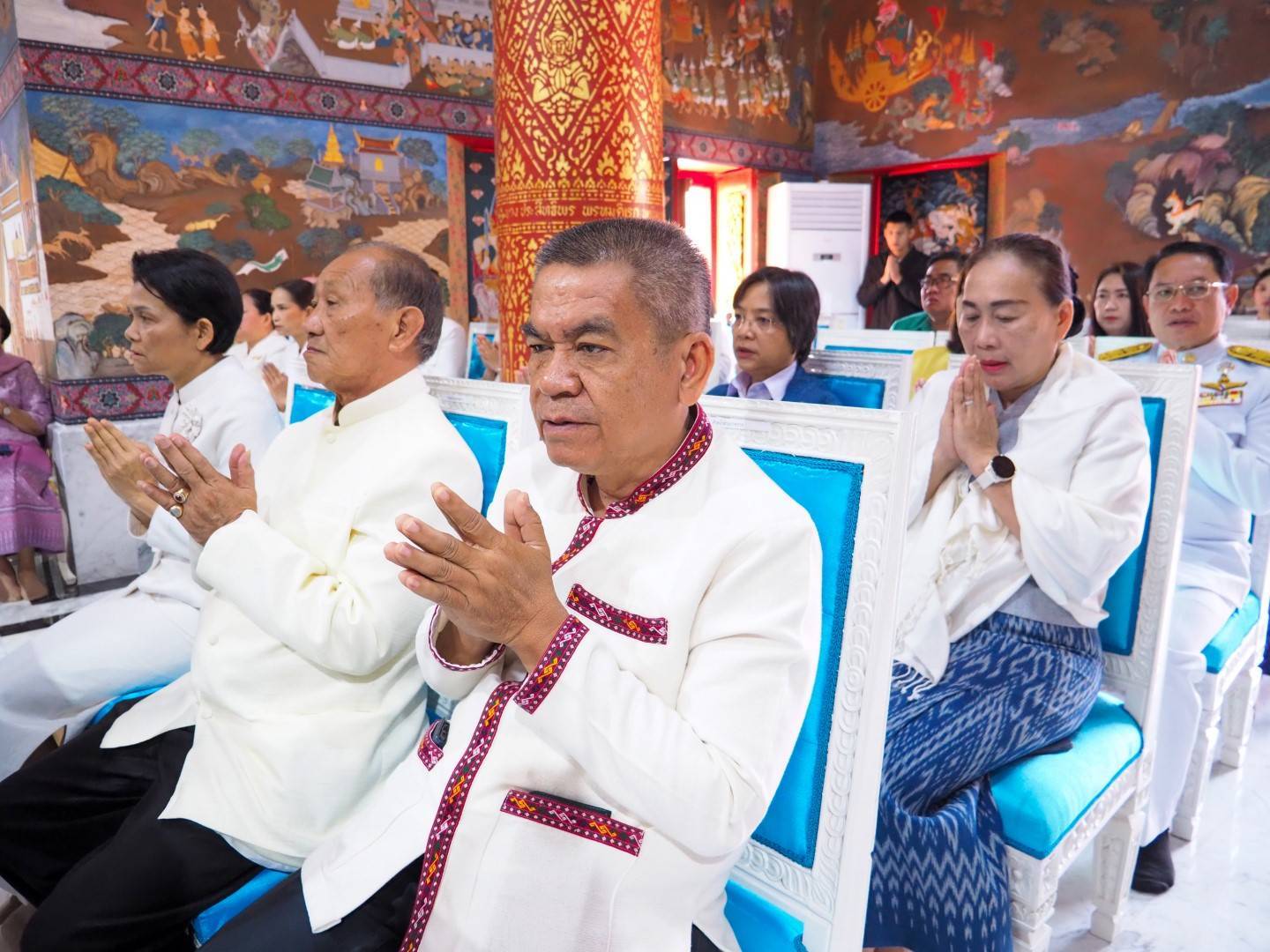 ผู้ว่าราชการจังหวัดสกลนคร นำประชาชนทำบุญตักบาตร เสริมสิริมงคล เนื่องในโอกาสวันขึ้นปีใหม่ 2568