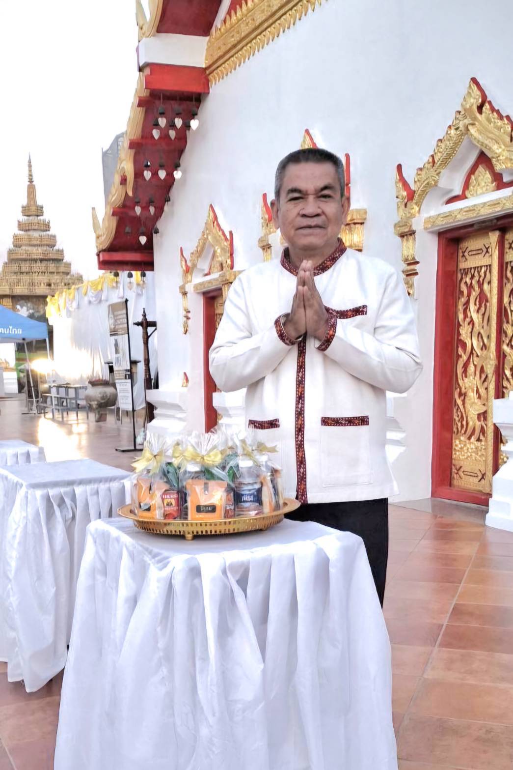 ผู้ว่าราชการจังหวัดสกลนคร นำประชาชนทำบุญตักบาตร เสริมสิริมงคล เนื่องในโอกาสวันขึ้นปีใหม่ 2568