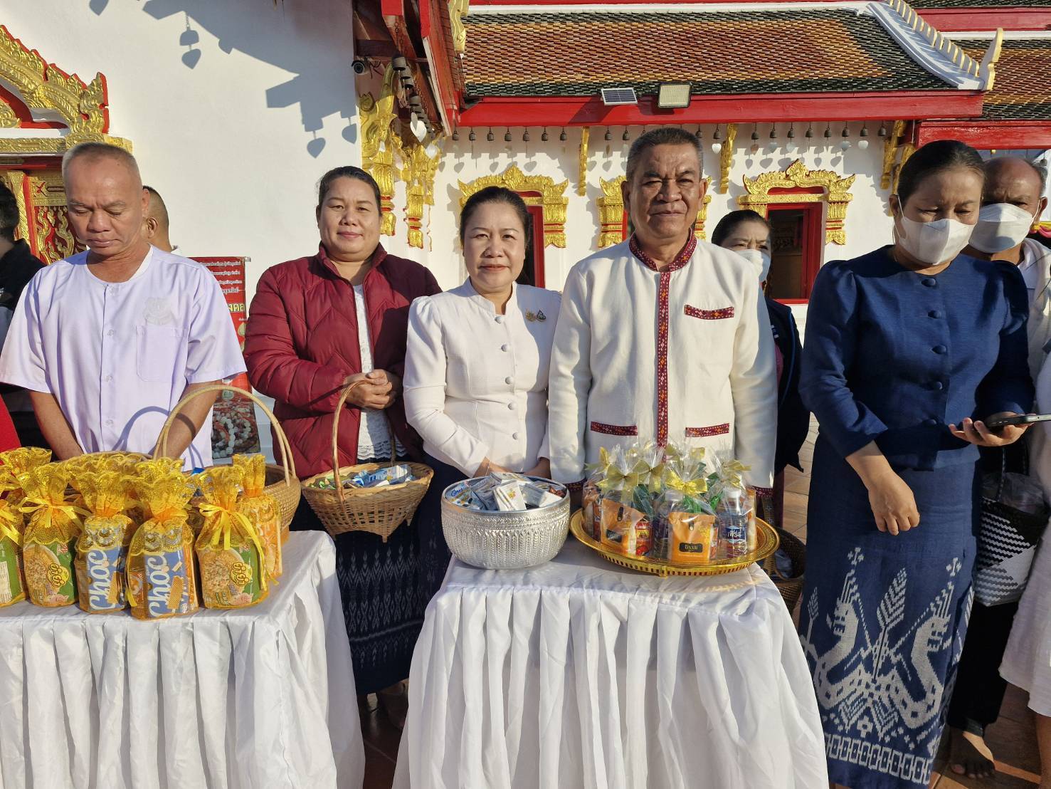 ผู้ว่าราชการจังหวัดสกลนคร นำประชาชนทำบุญตักบาตร เสริมสิริมงคล เนื่องในโอกาสวันขึ้นปีใหม่ 2568