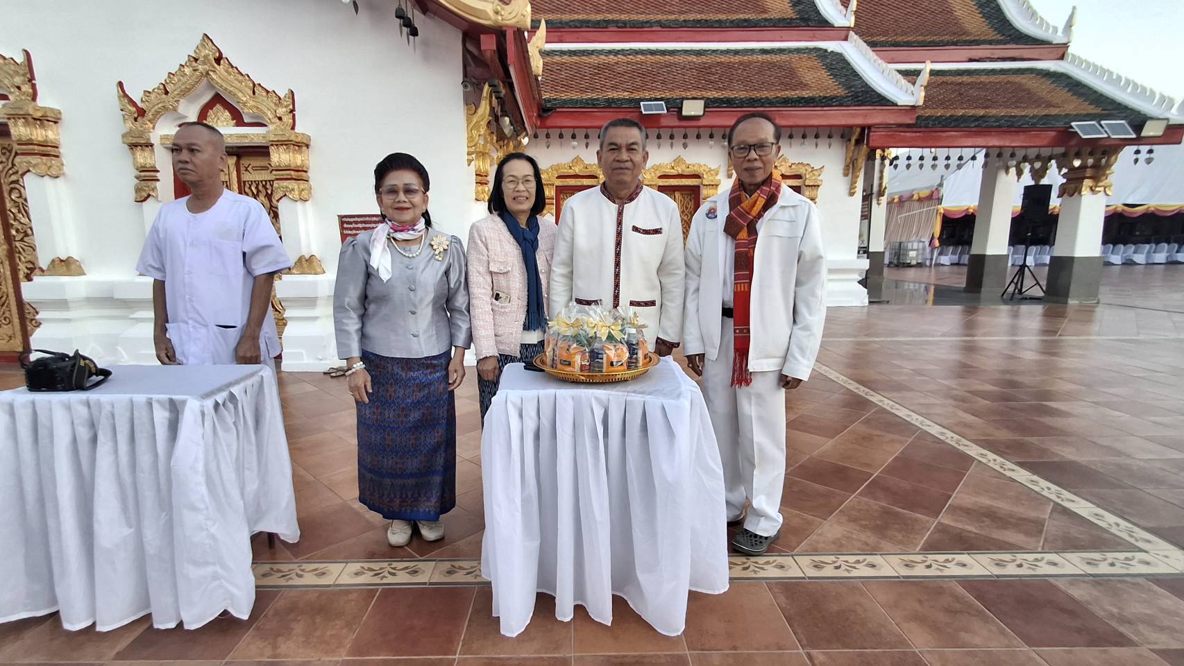ผู้ว่าราชการจังหวัดสกลนคร นำประชาชนทำบุญตักบาตร เสริมสิริมงคล เนื่องในโอกาสวันขึ้นปีใหม่ 2568