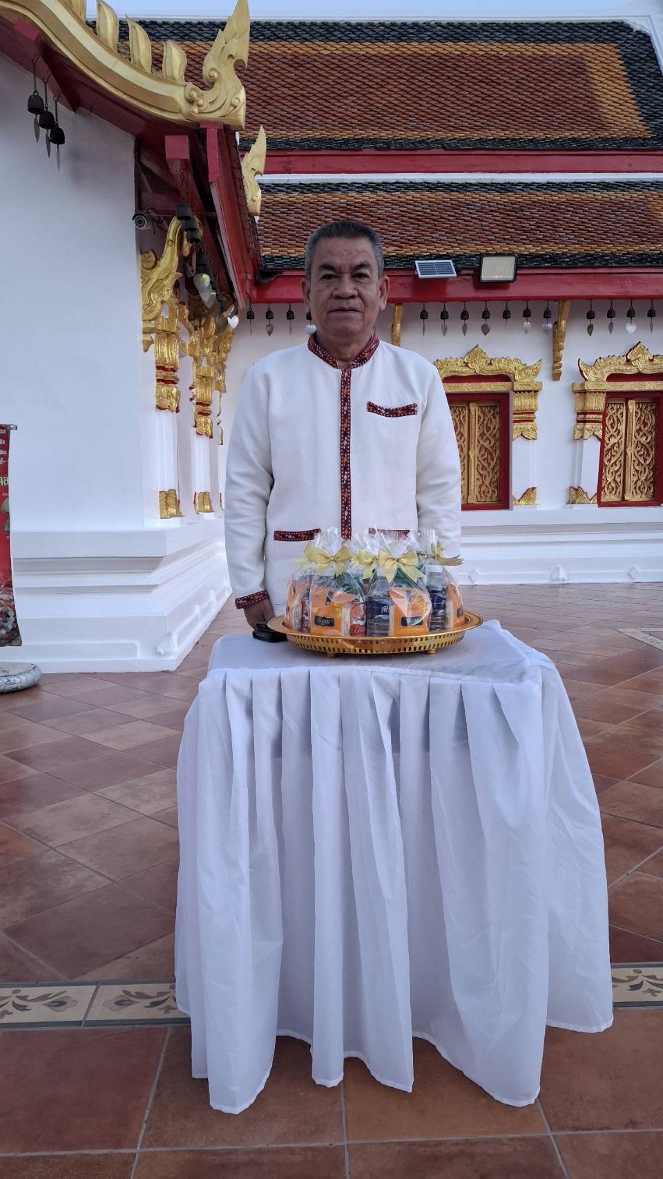 ผู้ว่าราชการจังหวัดสกลนคร นำประชาชนทำบุญตักบาตร เสริมสิริมงคล เนื่องในโอกาสวันขึ้นปีใหม่ 2568