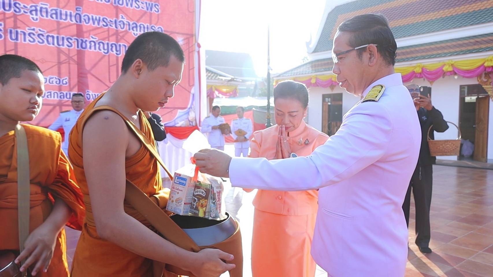 📢📢จังหวัดสกลนคร:จัดพิธีทำบุญตักบาตรและลงนามถวายพระพรเพื่อถวายพระกุศล เนื่องในโอกาสคล้ายวันประสูติ สมเด็จพระเจ้าลูกเธอ เจ้าฟ้าสิริวัณณวรี นารีรัตนราชกัญญา