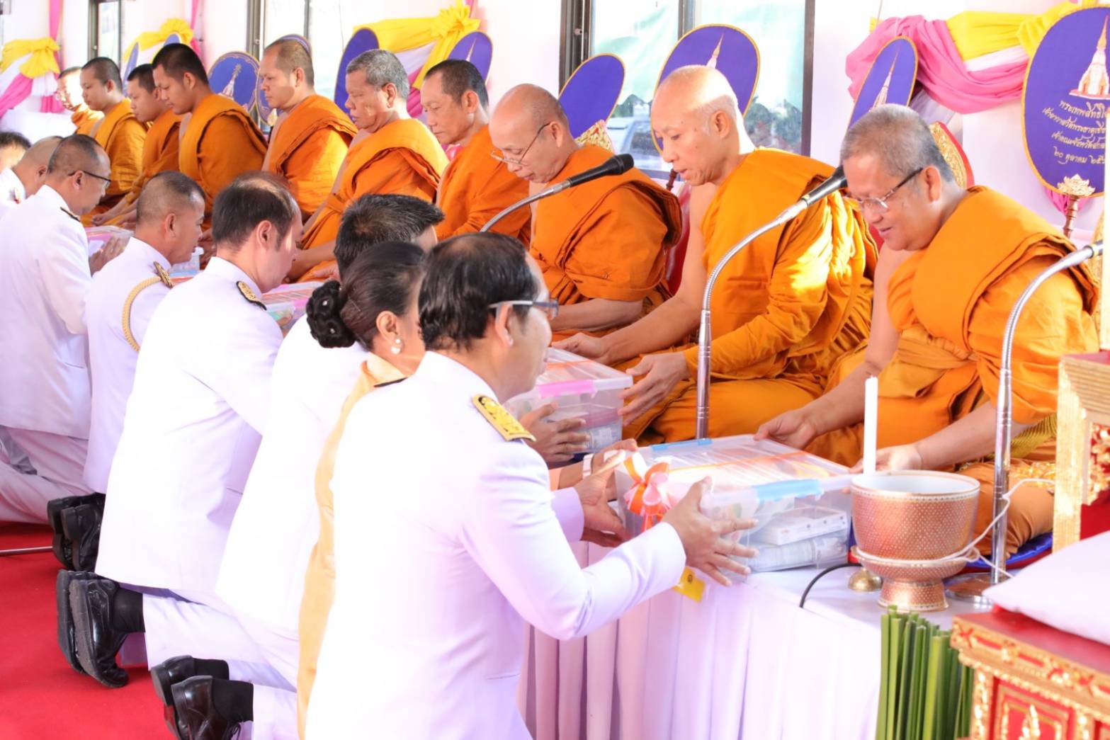 📢📢จังหวัดสกลนคร:จัดพิธีทำบุญตักบาตรและลงนามถวายพระพรเพื่อถวายพระกุศล เนื่องในโอกาสคล้ายวันประสูติ สมเด็จพระเจ้าลูกเธอ เจ้าฟ้าสิริวัณณวรี นารีรัตนราชกัญญา